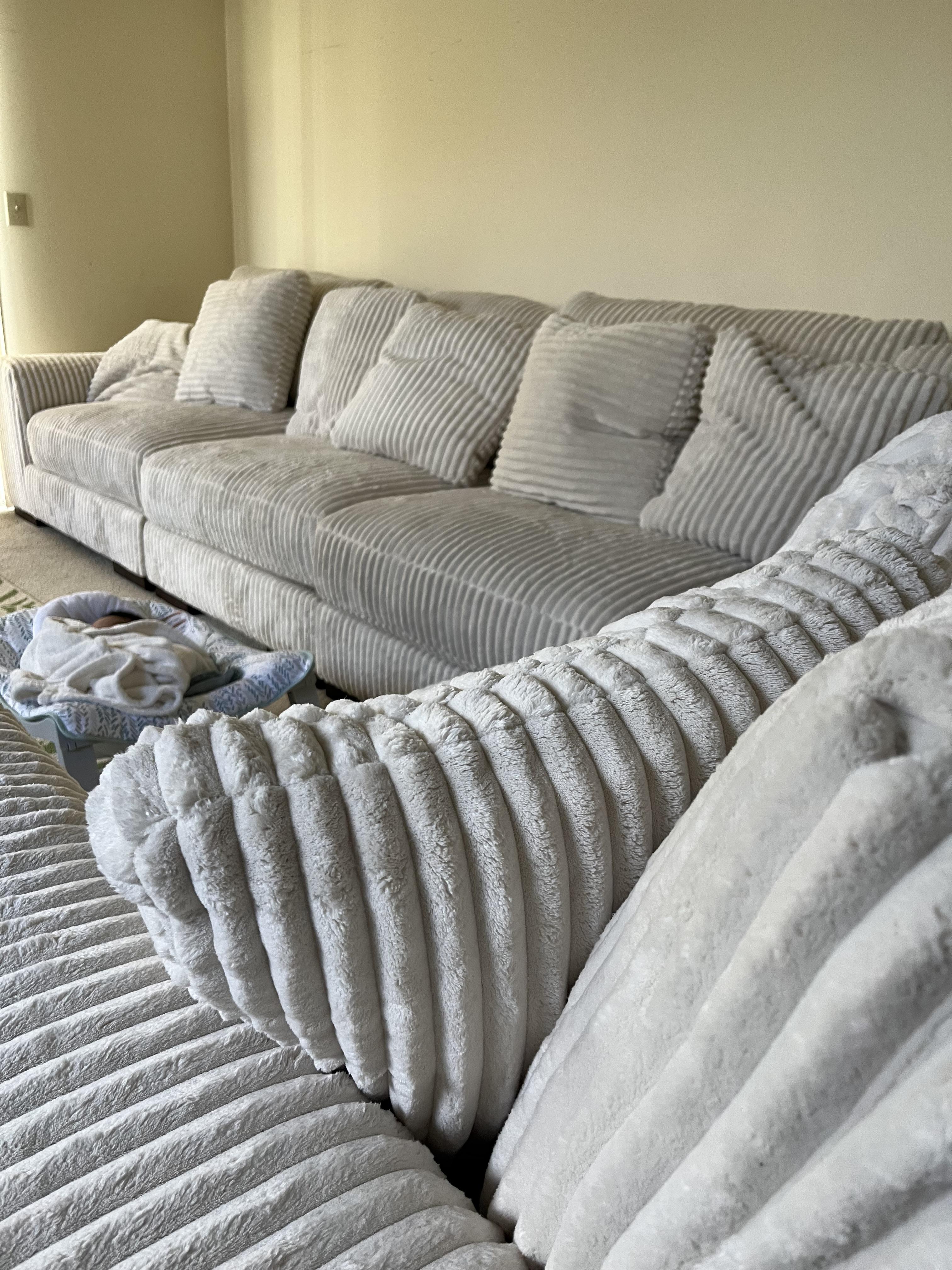 Lindyn 5-Piece Sectional Sofa with Right-Arm Chaise in Fog | Ashley