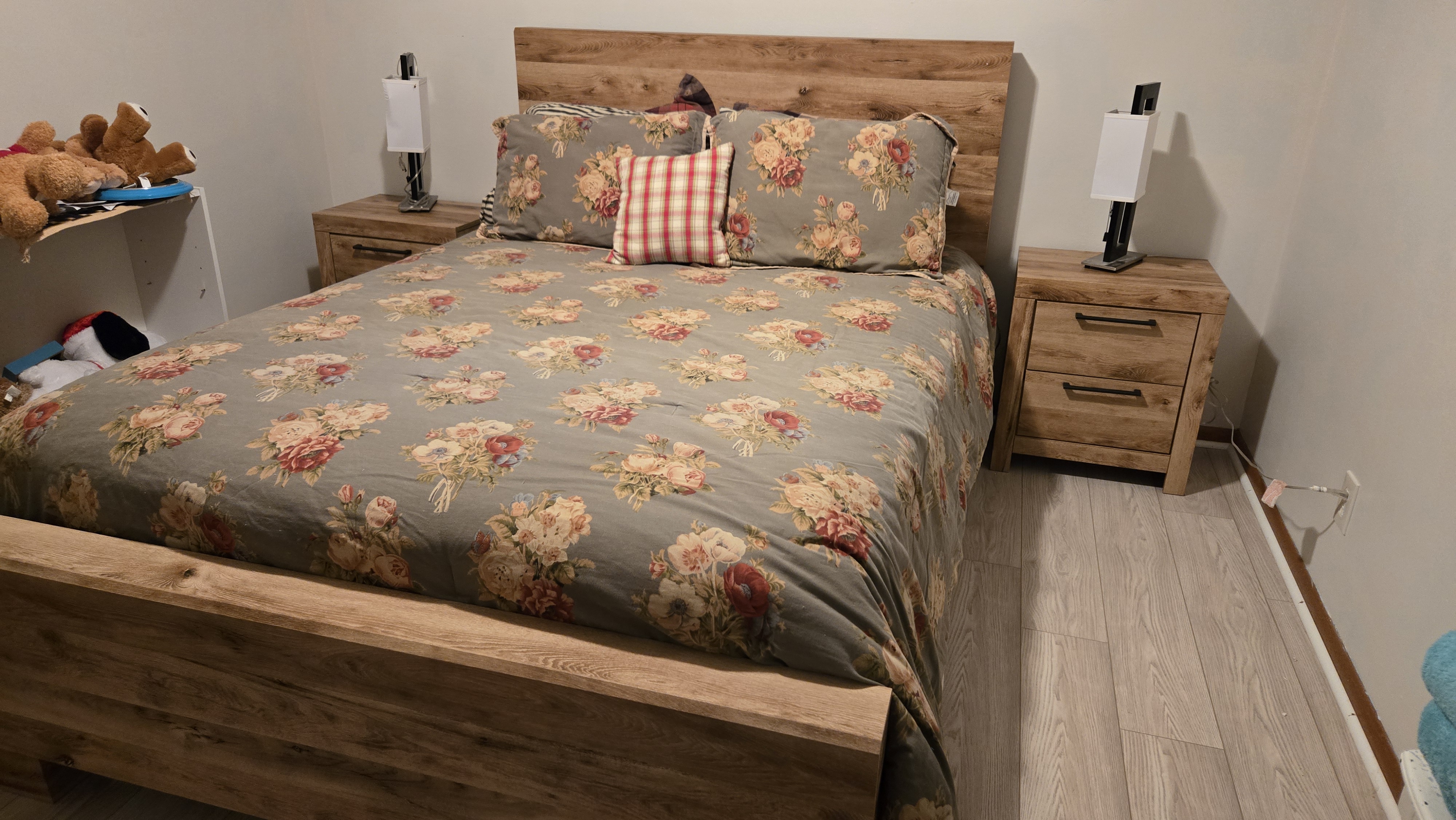 Chime 12 Inch Hybrid Queen Mattress with Foundation | Ashley