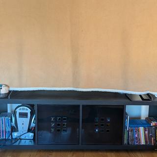 Slender, sturdy with a narrow plate for narrow speakers