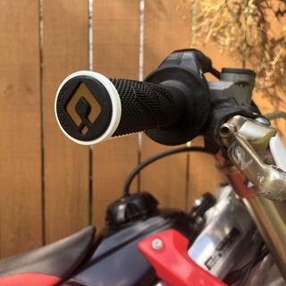 ODI Emig 2.0 Lock-On Grips – Weiß/Graphit, Für MX/Off-Road-Motorräder