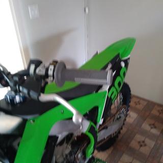 ODI Emig 2.0 Lock-On Grips – Weiß/Graphit, Für MX/Offroad-Motorräder Mit Drehgasgriff