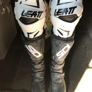 Protège-genoux Et Tibias LEATT Dual Axis Pro Avec Coque Rigide - Taille L, Référence 5024060831 - Neuf, Pour Motocross, VTT Ou Sports Extrêmes