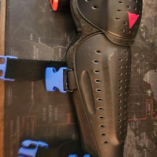 ダイネーゼ　膝　V E1 Dainese Knee V E1 N Guards - RevZilla