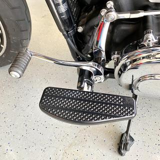 Kuryakyn Adattatori Perno Maschio Scanalati Per Pedane Harley-Davidson Softail 2010-2019 - 1 Paio Argento