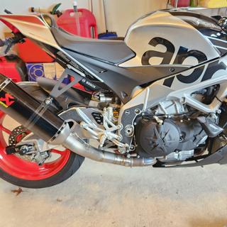 rsv4 tuono v4 アクラポビッチマフラー Akrapovic Aprilia RSV4/Tuono V4 2021-2024 Carbon Slip-On Exhaust