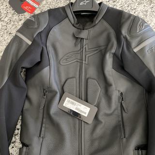 Alpinestars メンズ GP Plus R v3 レザー オートバイジャケット ブラック/ダークグレー/ホワイト 58　並行輸入品 T-GP Plus R v3 Airflow Jacket - Black⁄Red Fluo⁄White - Small