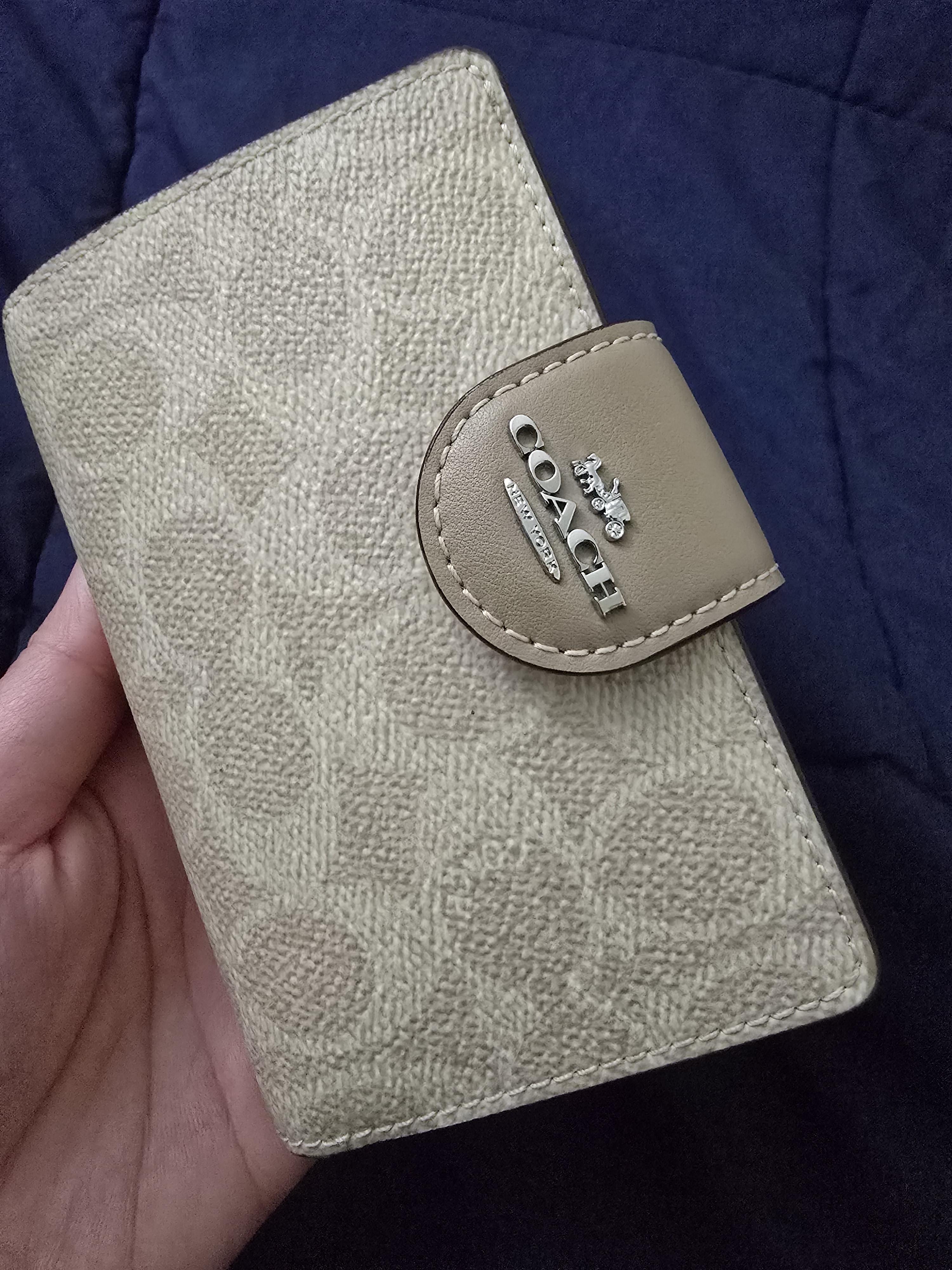 日本未入荷 Coach Medium Corner Zip Wallet 財布 花柄 COACH® Outlet | Medium Corner Zip Wallet In Signature Canvas