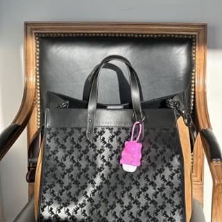 coach バッグ Field Tote Bag 40 With Coach Badge | COACH®