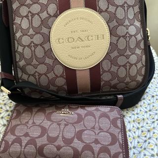 【中古】COACH 1912 DEMPSEY CAMERA BAG IN SIGNATURE JACQUARD WITH STRIPE AND COACH PATCH　ベージュ×ピンク コーチ[17][240017757435] Coach Dempsey Camera Bag In Signature Jacquard With Patch