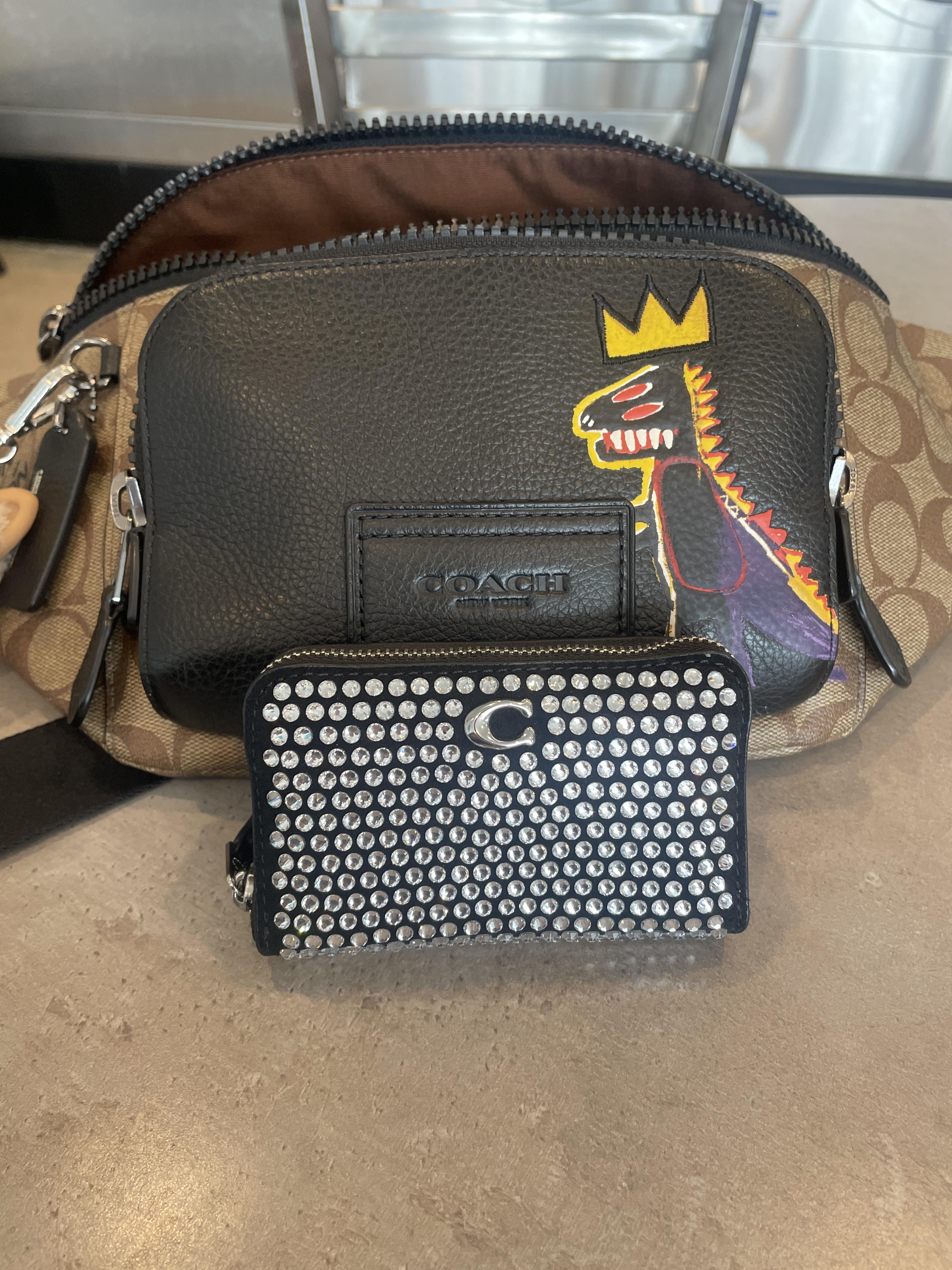 COACHカードケース Essential Small Zip Around Card Case With Quilting And Heart Print
