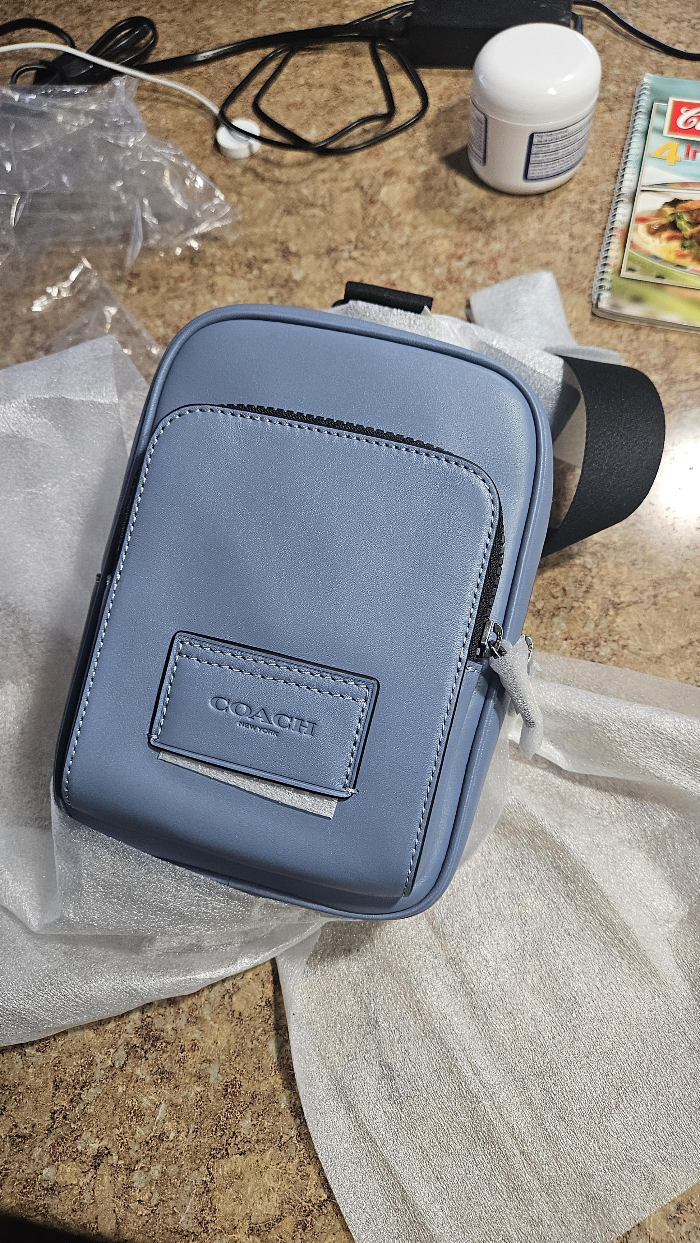 COACH X PEANUTSレーサー スリングパックシグネチャー スヌーピー Coach X Peanuts Racer Sling Pack In Signature Canvas With Snoopy