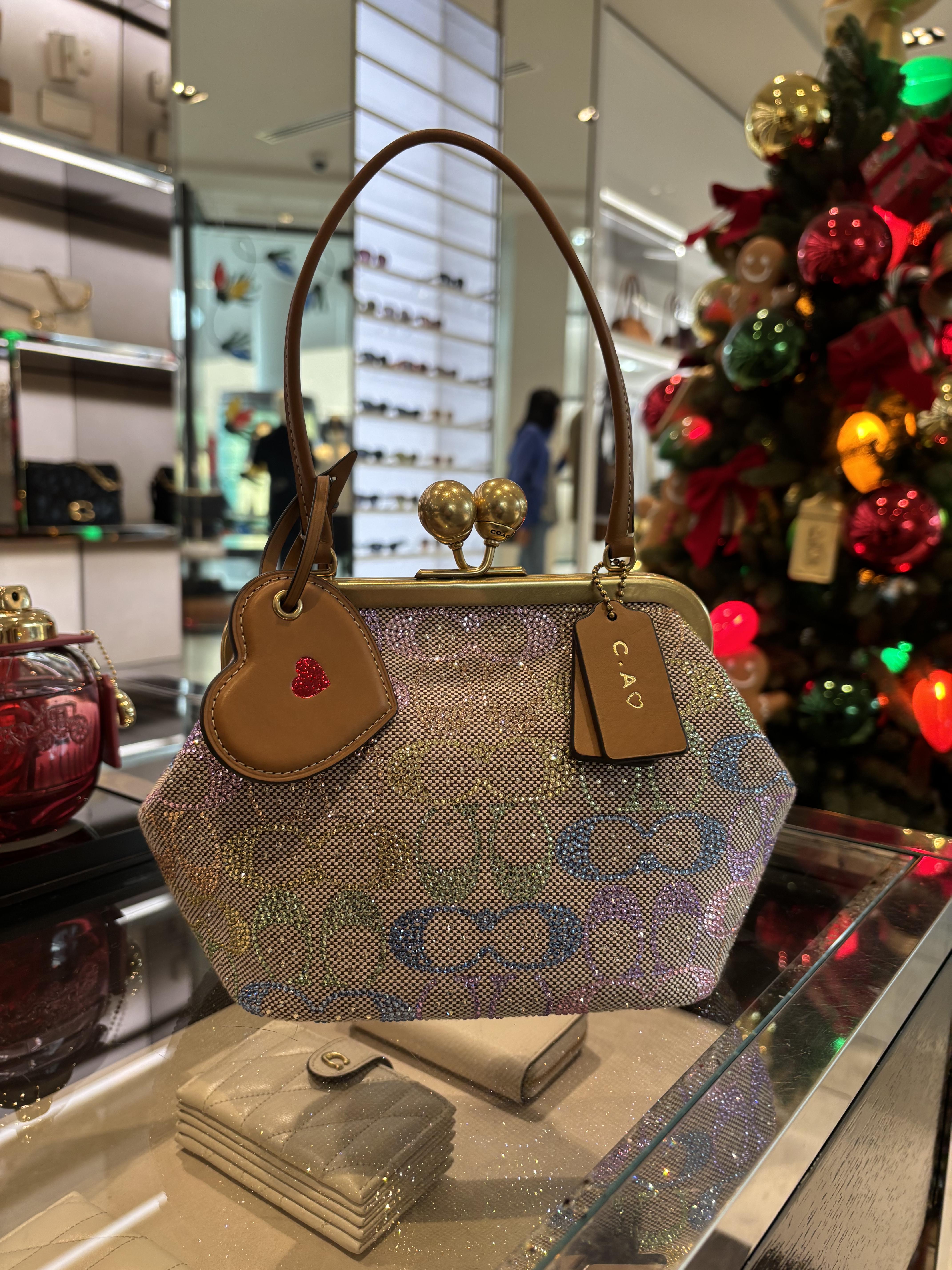 小物 COACH Kisslock Coin Purse Sequin This purse is SO dreamy @coach !!!!! The entire crystal collection
