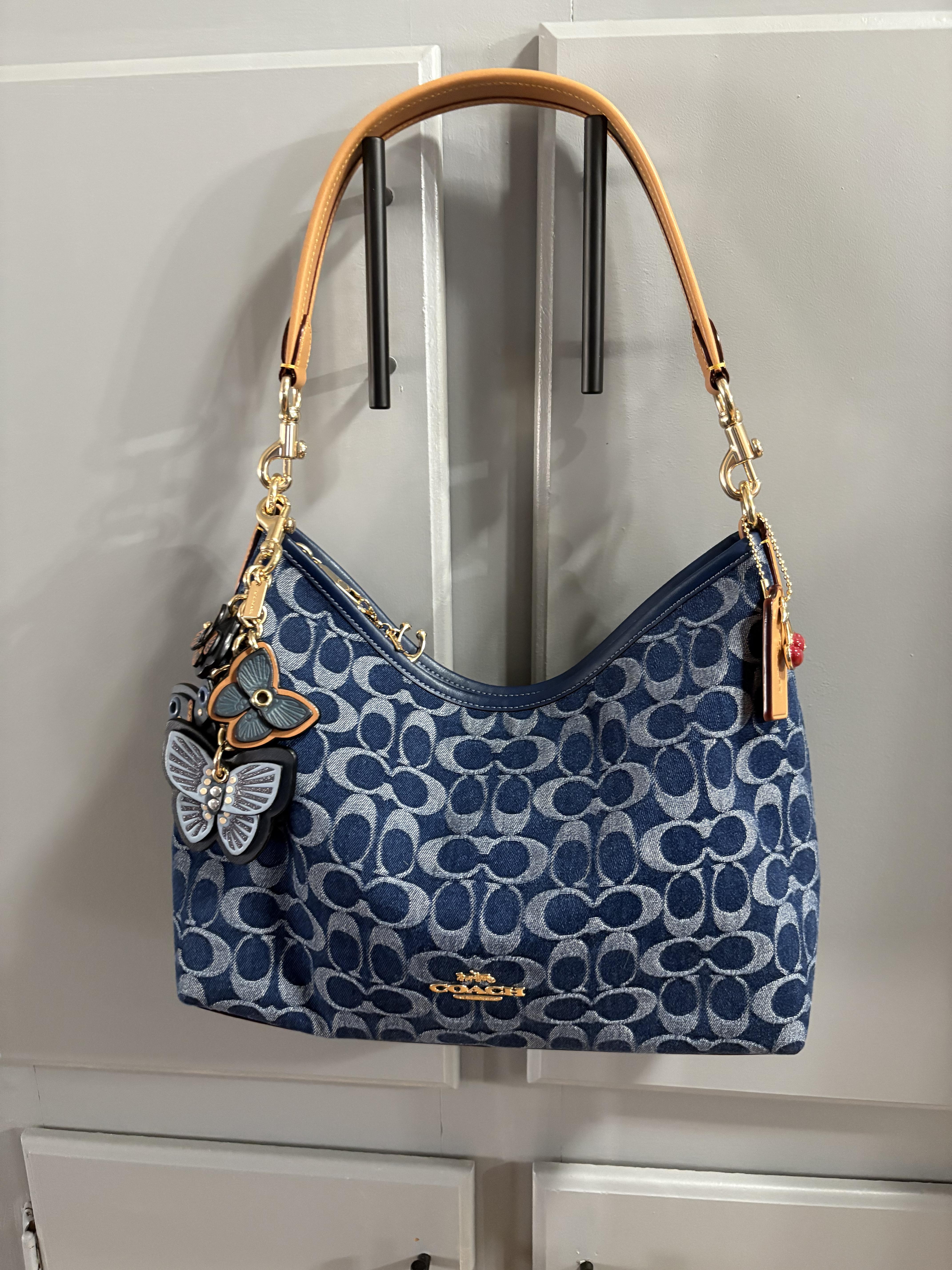 【きれいめファッション51選】上品さと清潔感をキープし Bag Shoulder Laurel | Outlet COACH® In Denim Signature バッグ