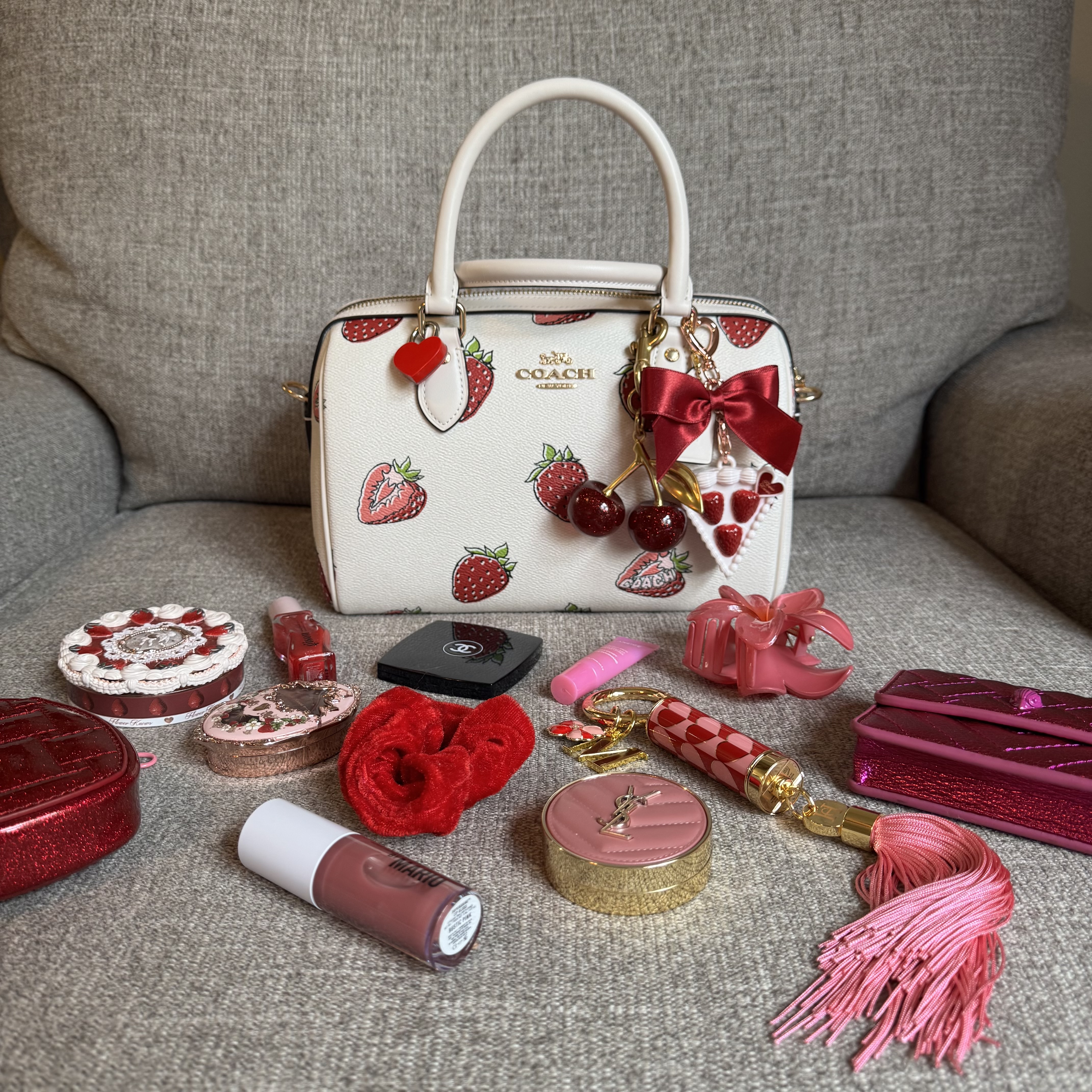 いちご柄☆レトロ【COACH】Rowan Satchel Bag 容量たっぷり COACH® Outlet | Rowan Satchel Bag With Strawberry Print