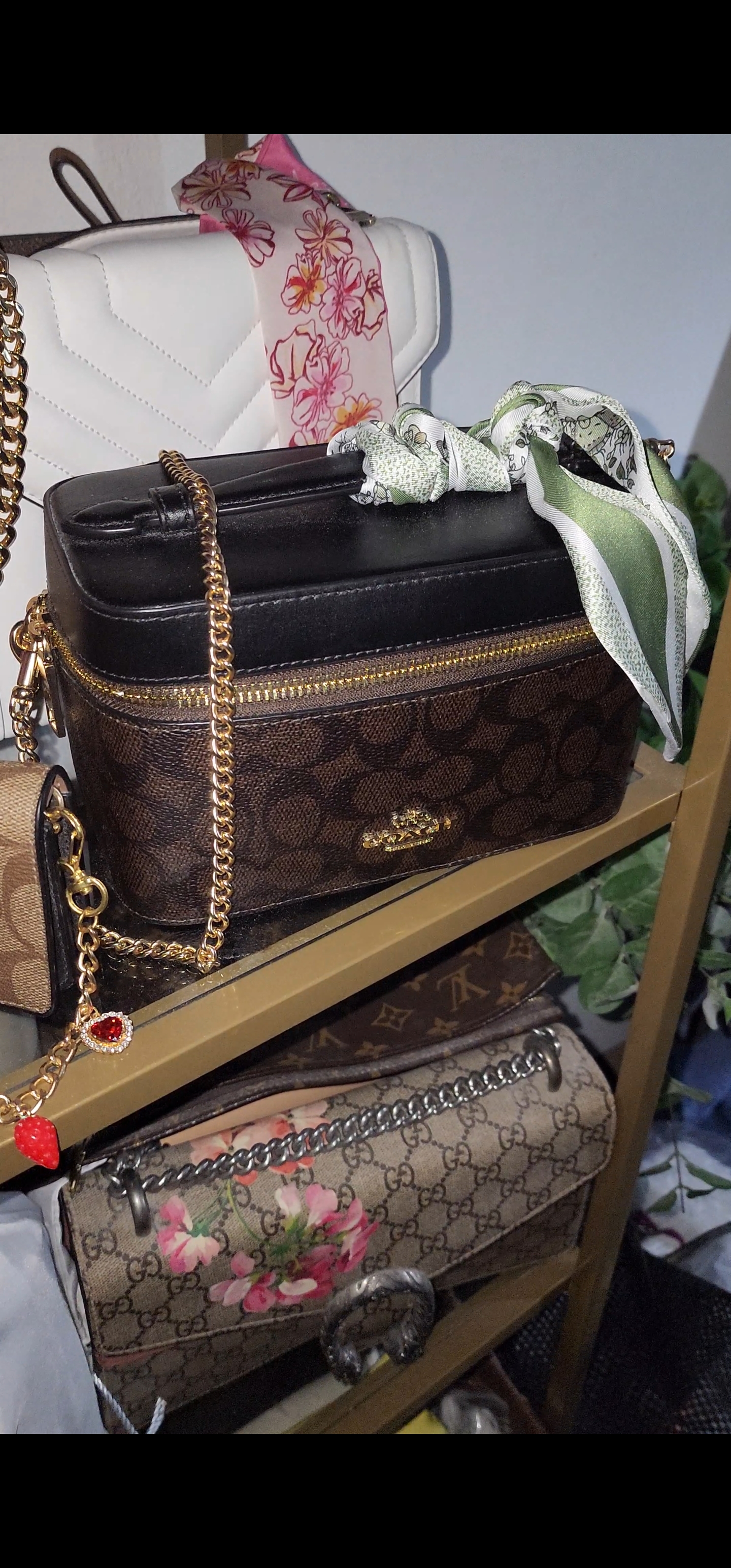 【Coach】 Cosmetic Case In Signature Terry ◆国内発送◆ NWT Coach Cosmetic Case In Signature Canvas With Cherry