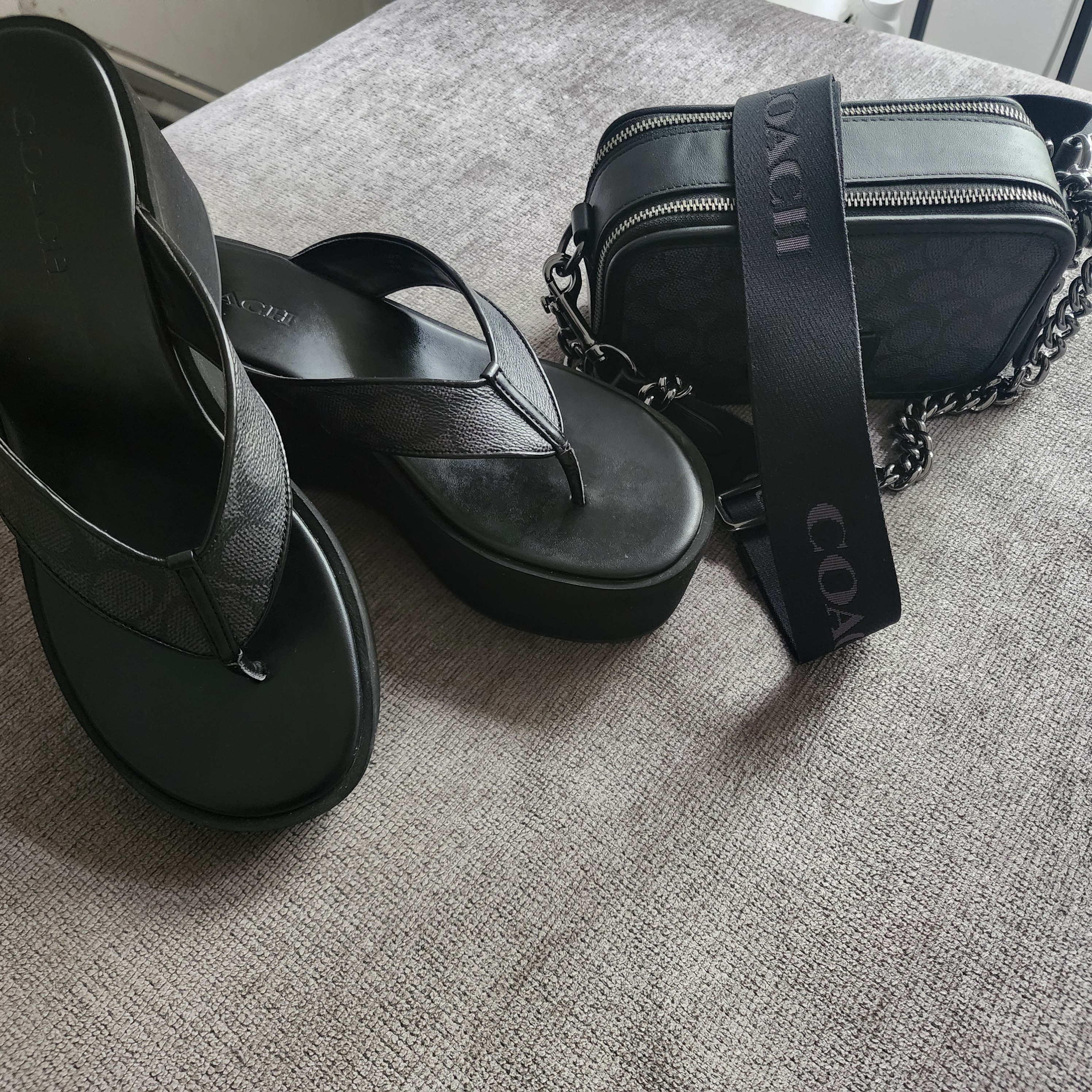 【COACH】Thong Wedge サンダル シグネチャーキャンパス CAP75 COACH® Outlet | Thong Wedge Sandal In Signature Canvas