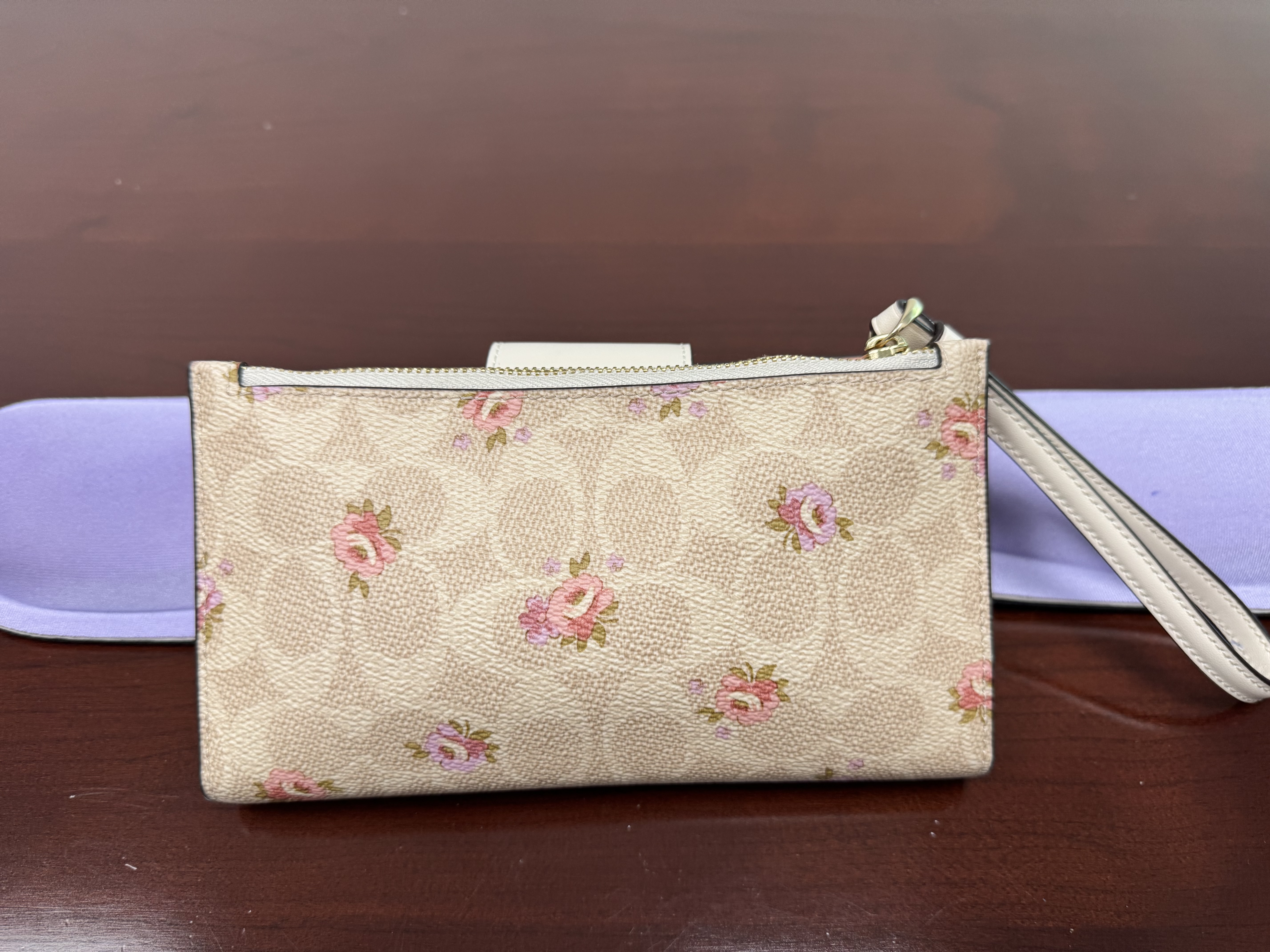 長財布 COACH Phone Wallet In Signature With Floral Print  CAR11 COACH® Outlet | Phone Wallet In Signature Canvas With Floral