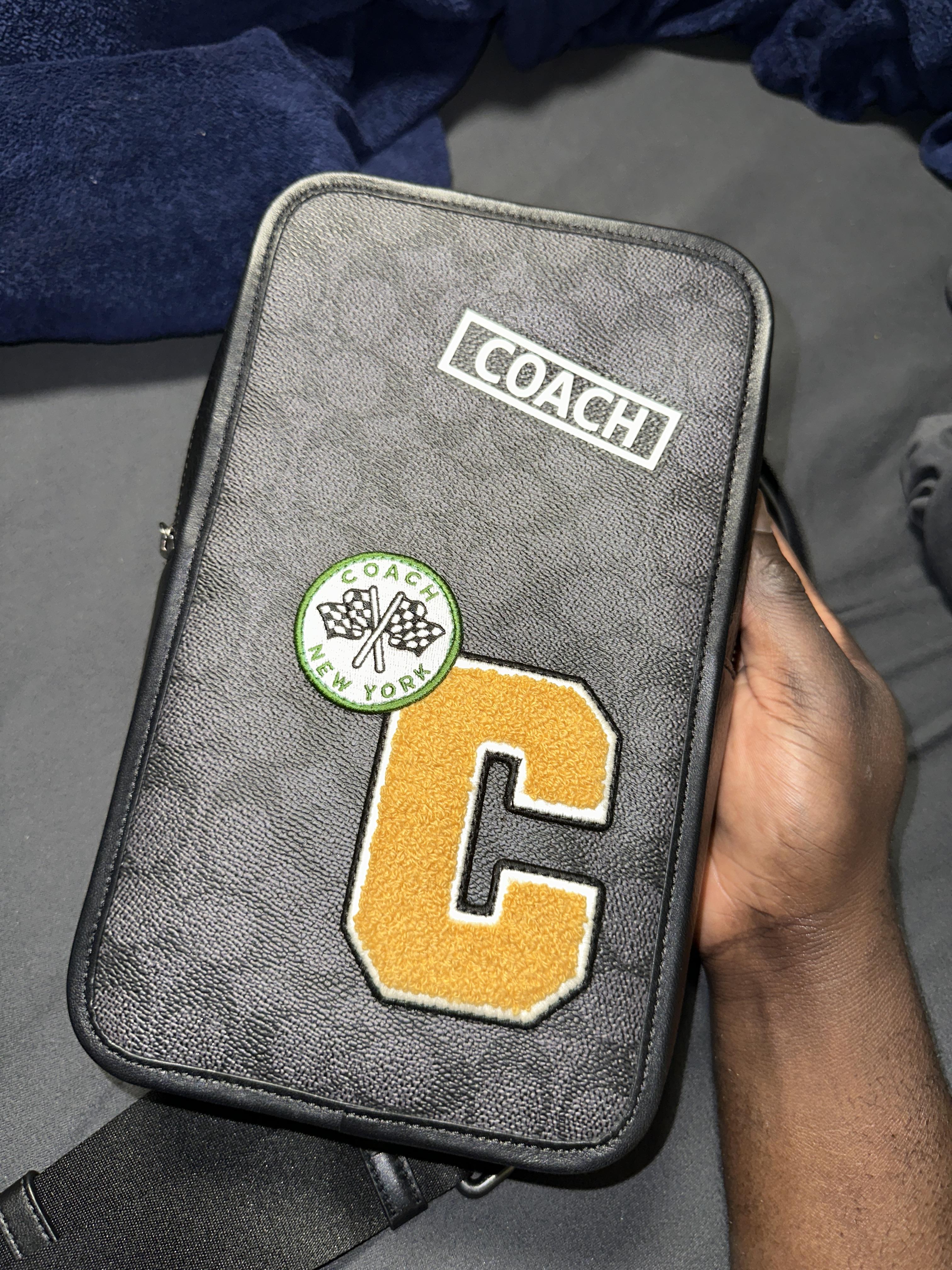 【Coach X Peanuts】Sullivan パック パッチ付き  CBI43 COACH® Outlet | Coach X Peanuts Sullivan Pack In Signature