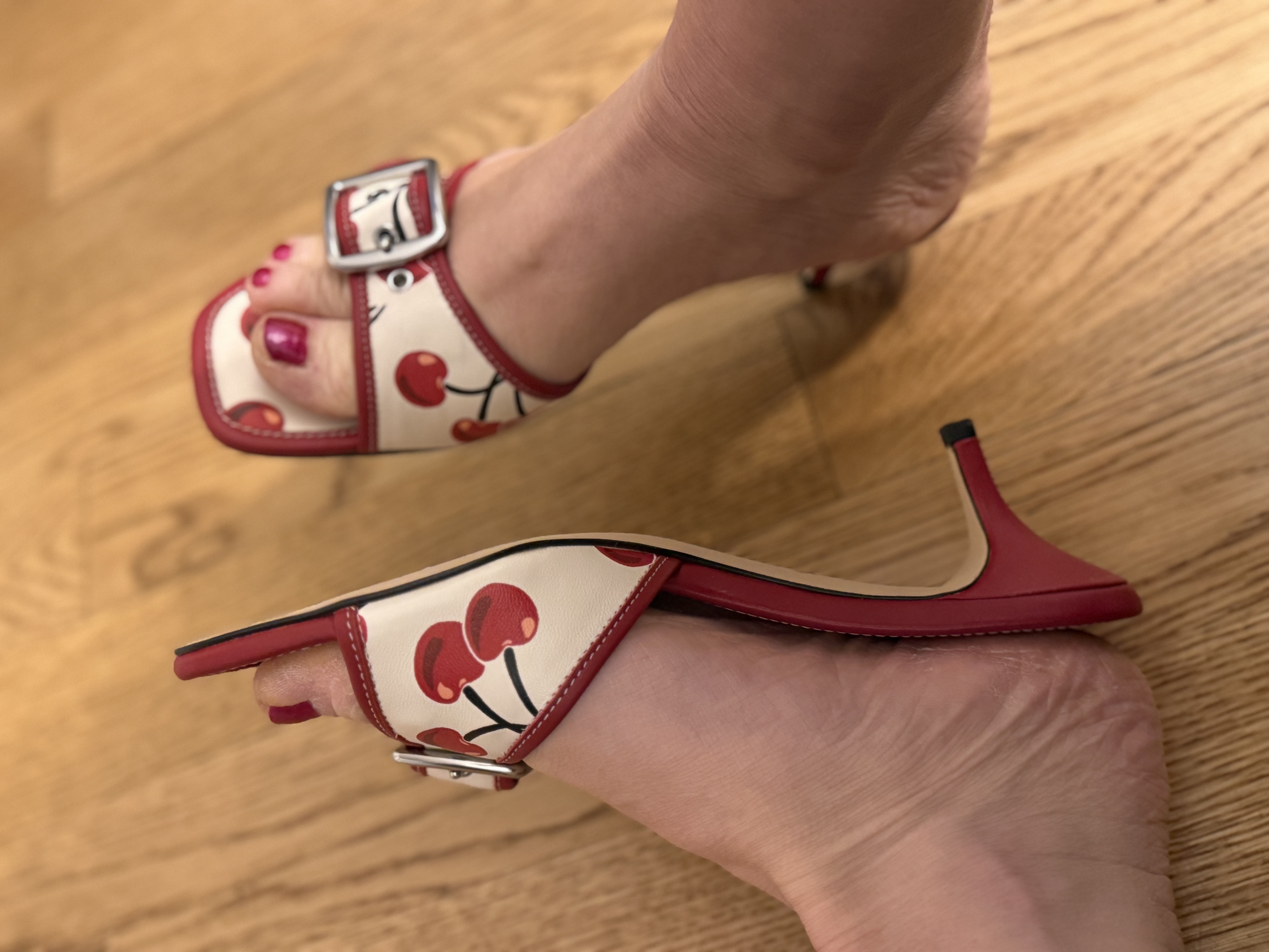 COACH高級ライン★Margot サンダル 可愛い さくらんぼ柄 COACH® Outlet | Margot Sandal With Cherry Print