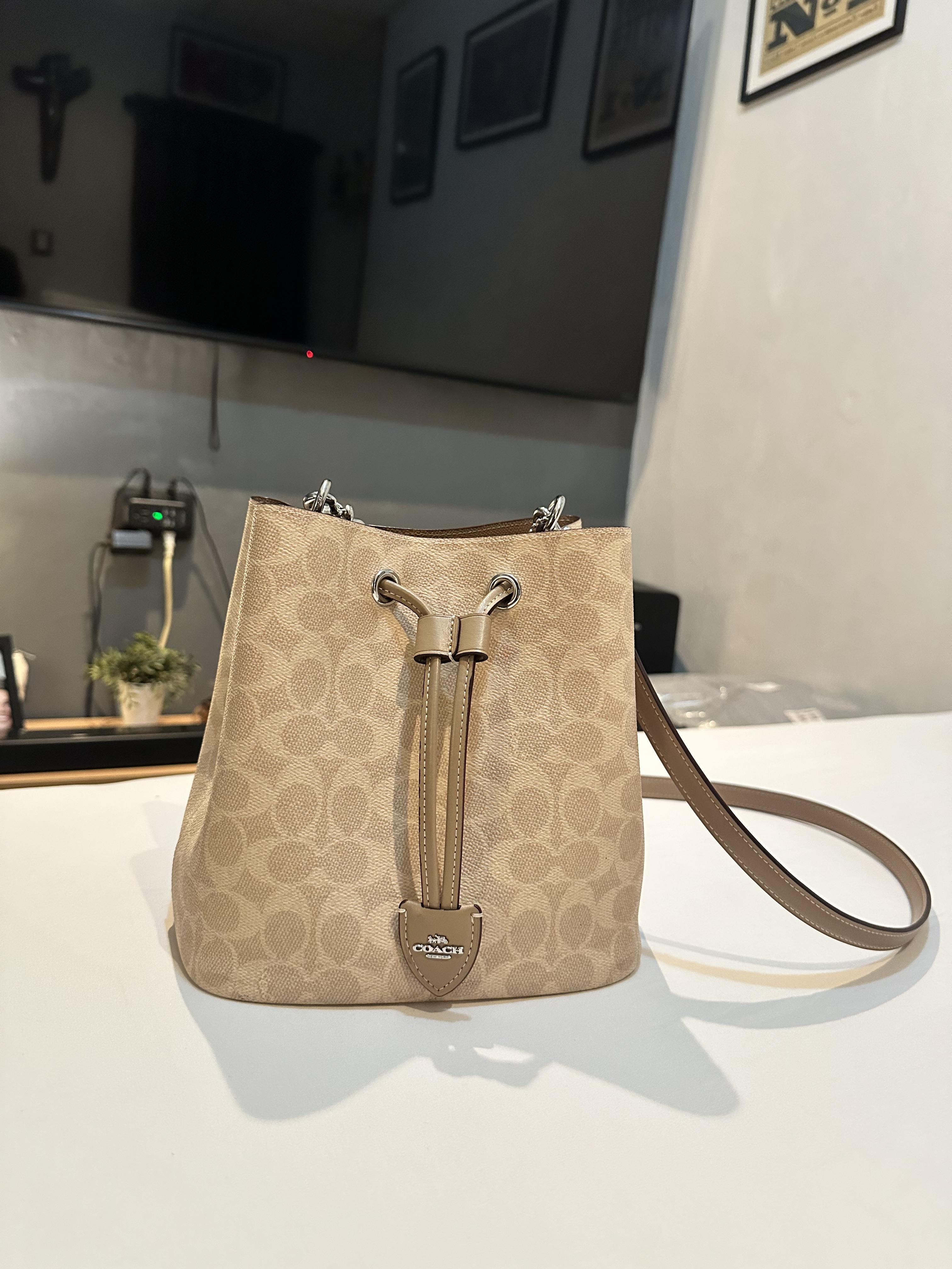 【Coach】Rowan Bucket Bag In Signature Canvas ◆国内発送◆ COACH® Outlet | Rowan Bucket Bag In Signature Canvas