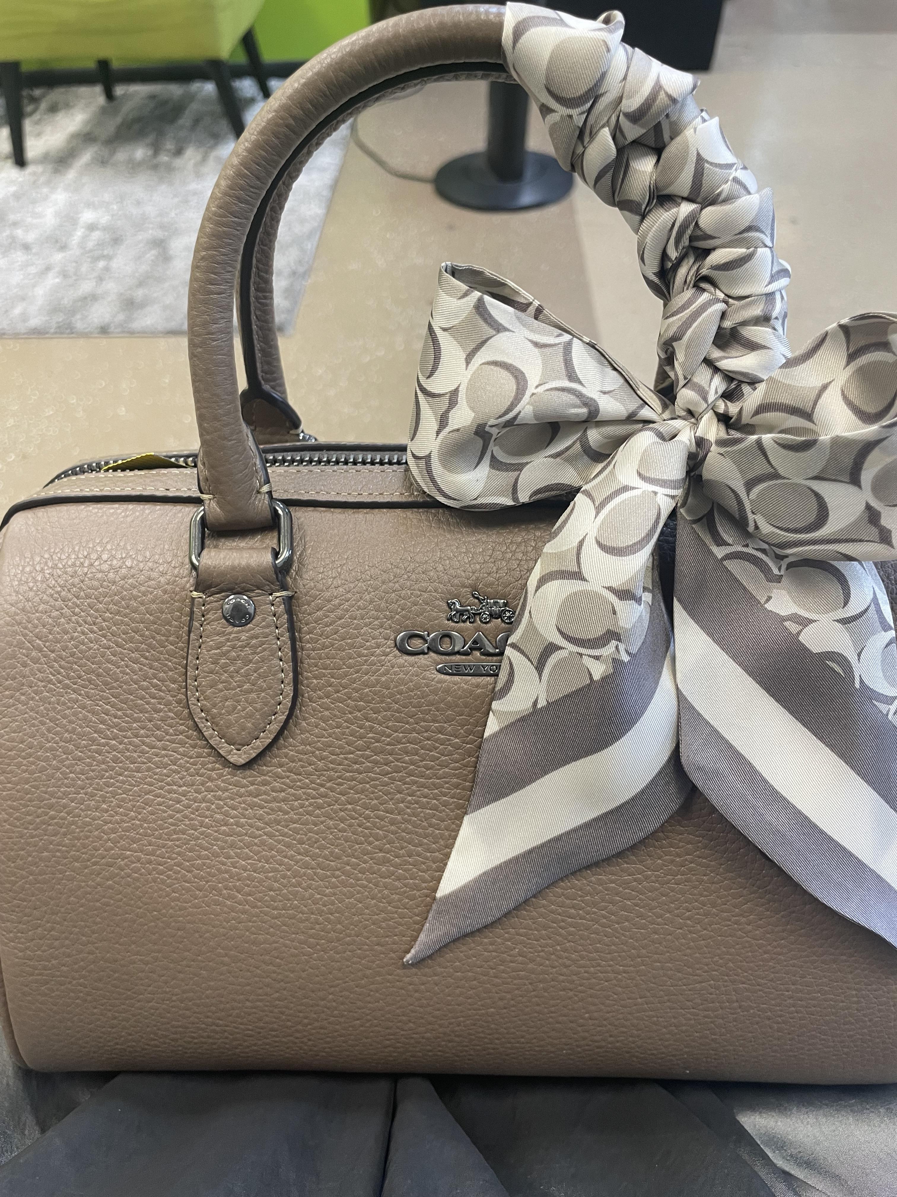 SALE！希少ブティック★【百貨店COACH】シルクスキニースカーフ COACH（コーチ）の「ヴィンテージ シグネチャー プリント シルク