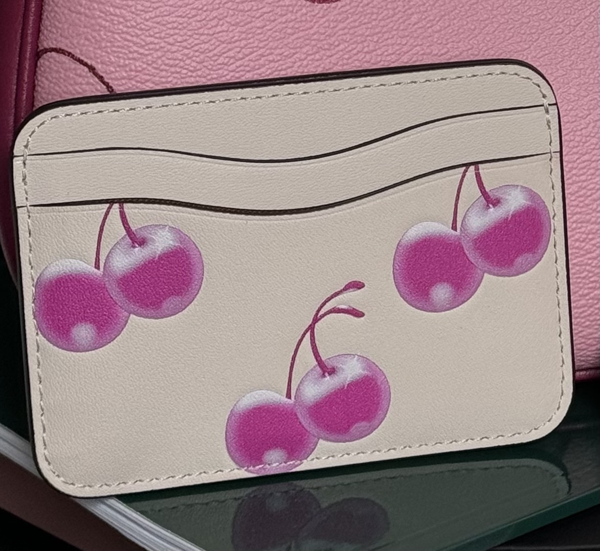 ★Coachtopia★地球に優しい★チェリー柄ウェイビーカードケース Wavy Card Case In Coachtopia Leather With Cherry Print