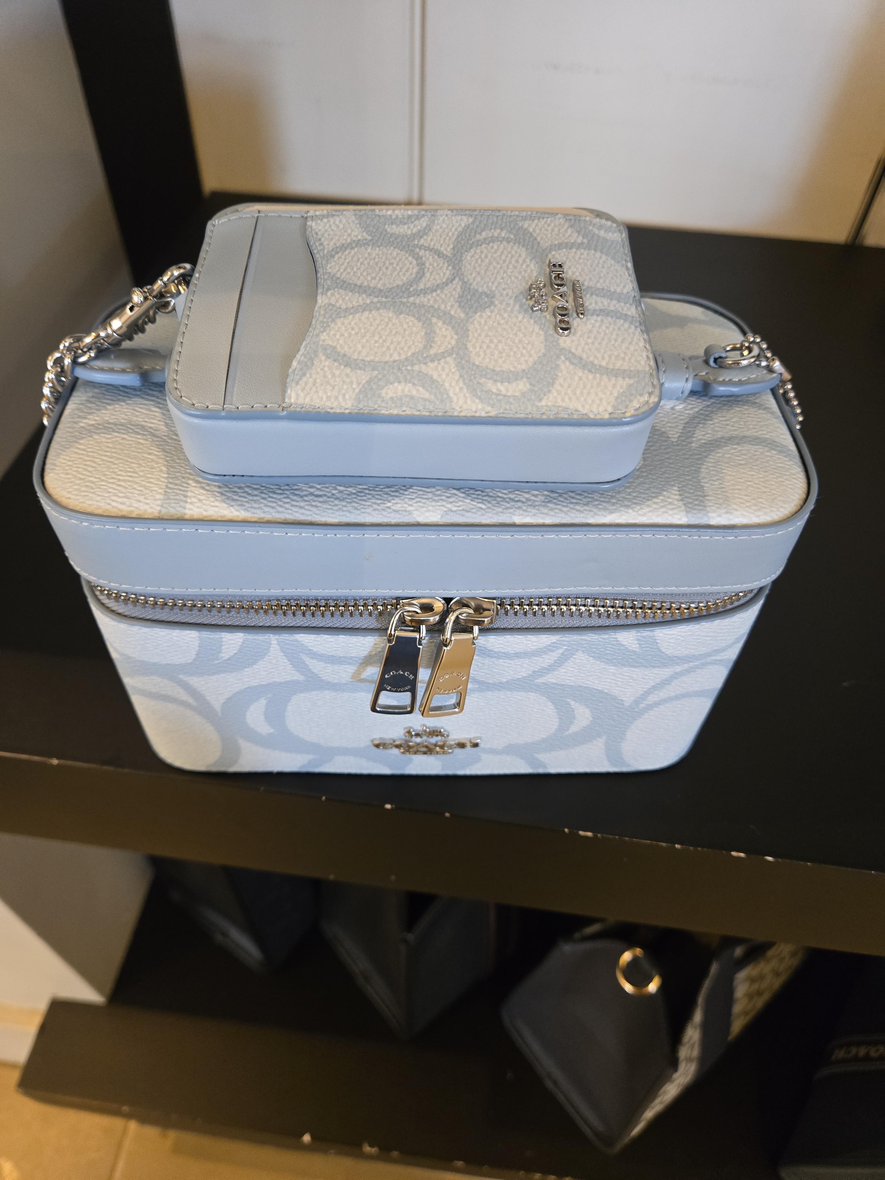 Coach CAR26 Zip Card Case With Quilting DENIM カード収納 COACH® Outlet | Zip Card Case In Signature Canvas