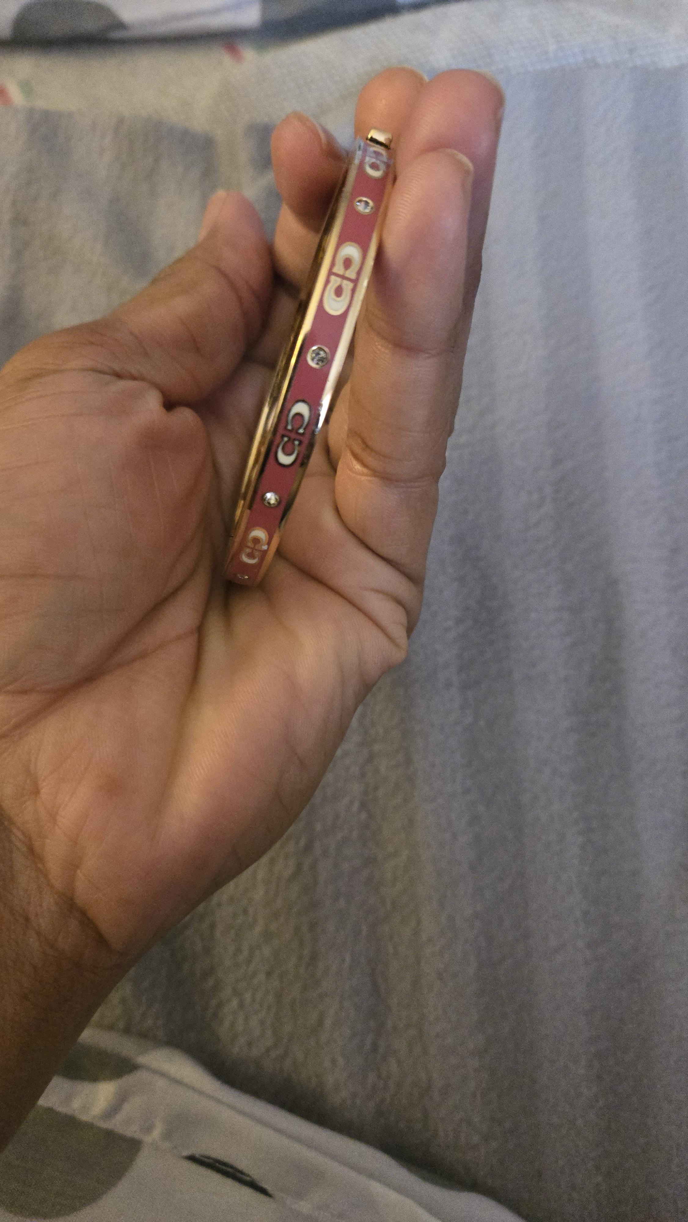 COACH KISSING C クリスタルブレスレット COACH® Outlet | Kissing Signature Enamel Hinged Bangle