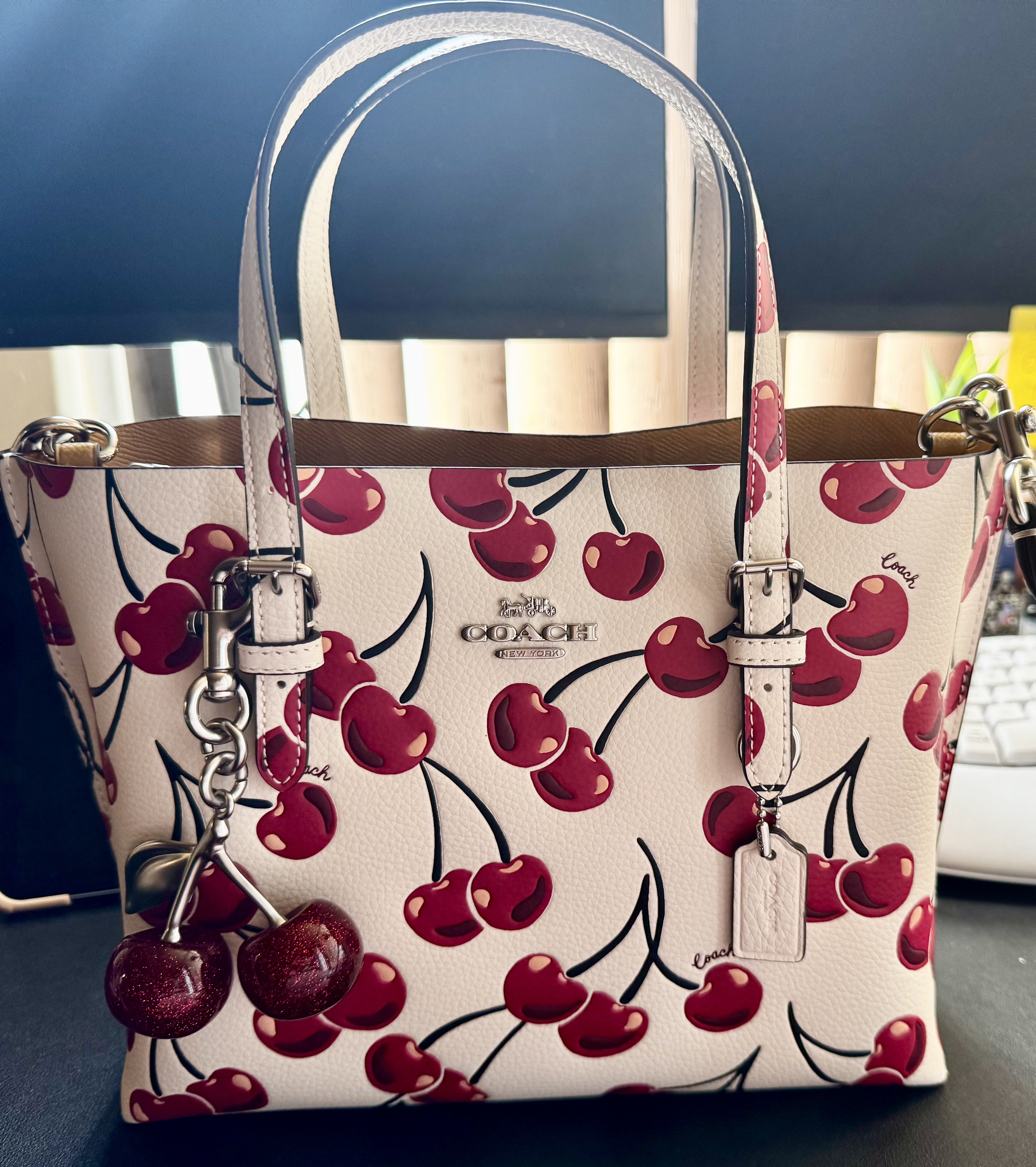 【COACH】Mollie Tote Bag 25 With Strawberry Print COACH® Outlet | Mollie Tote Bag 25 With Strawberry Print