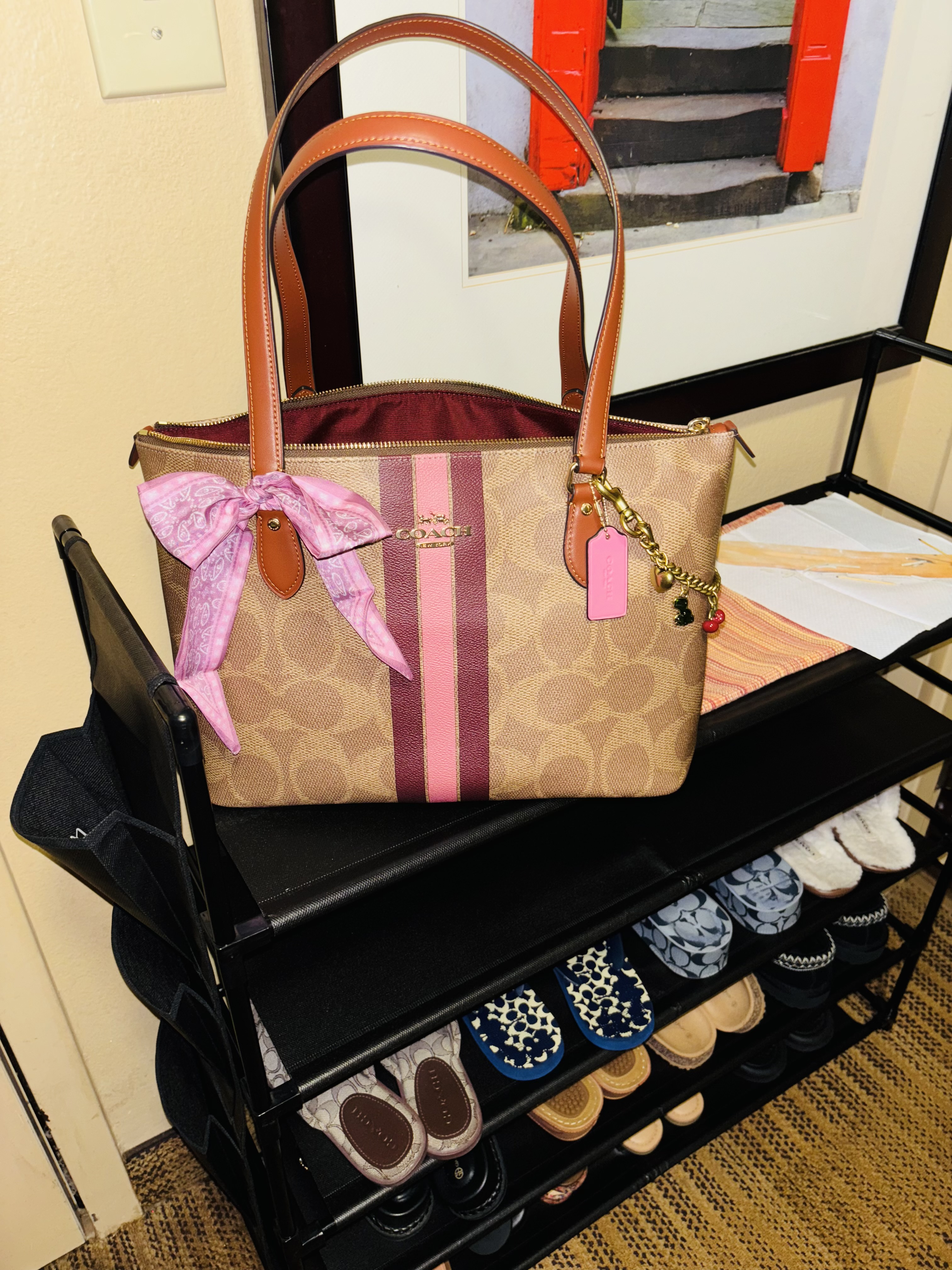 【Coach】Gallery Tote Bag With Strawberry Print ◆国内発送◆ COACH® Outlet | Gallery Tote Bag With Strawberry Print