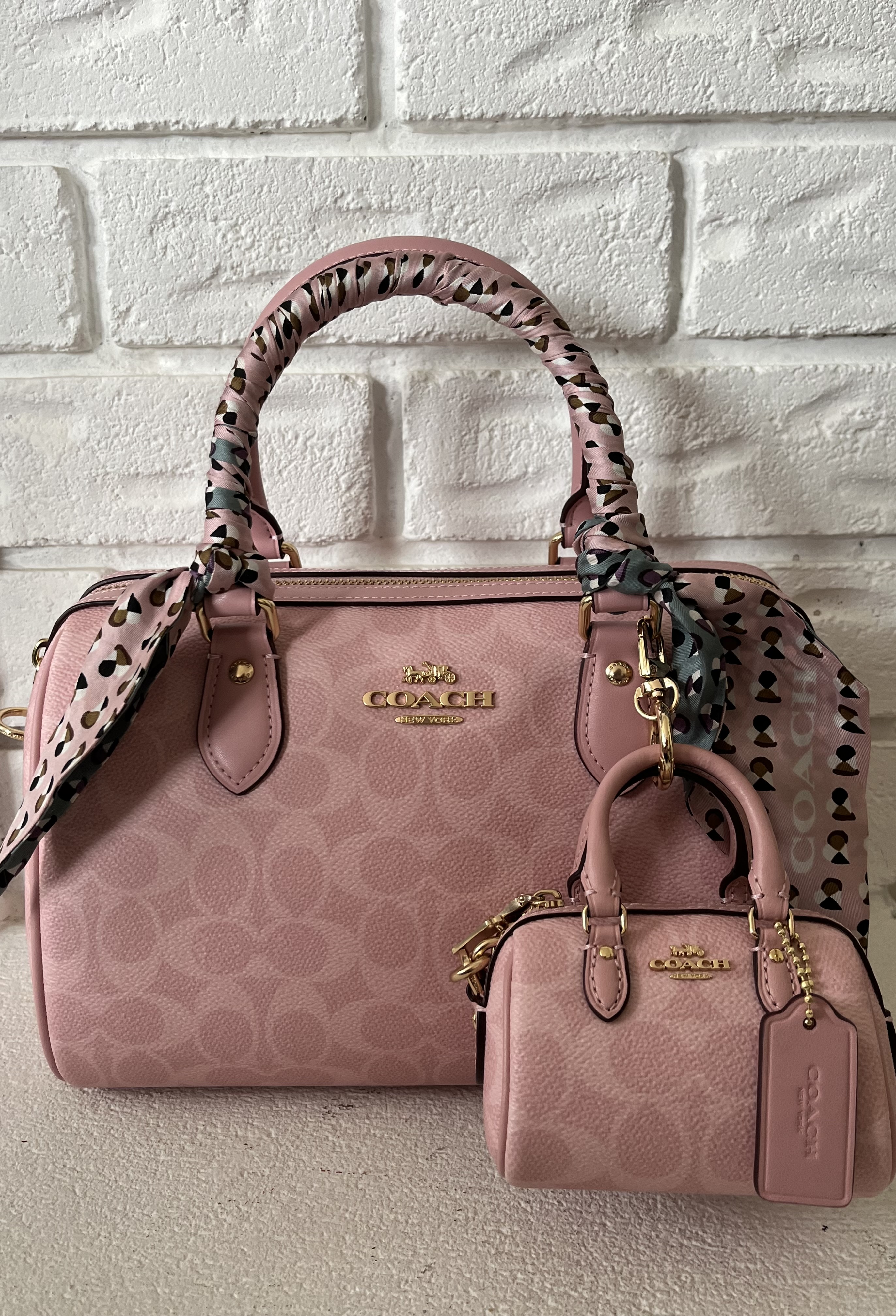 ショルダーバッグ・ポシェット COACH Mini Rowan Bag Charm In Signature Canvas  CX068 Coach Mini Rowan Bag Charm In Signature Canvas In Gold
