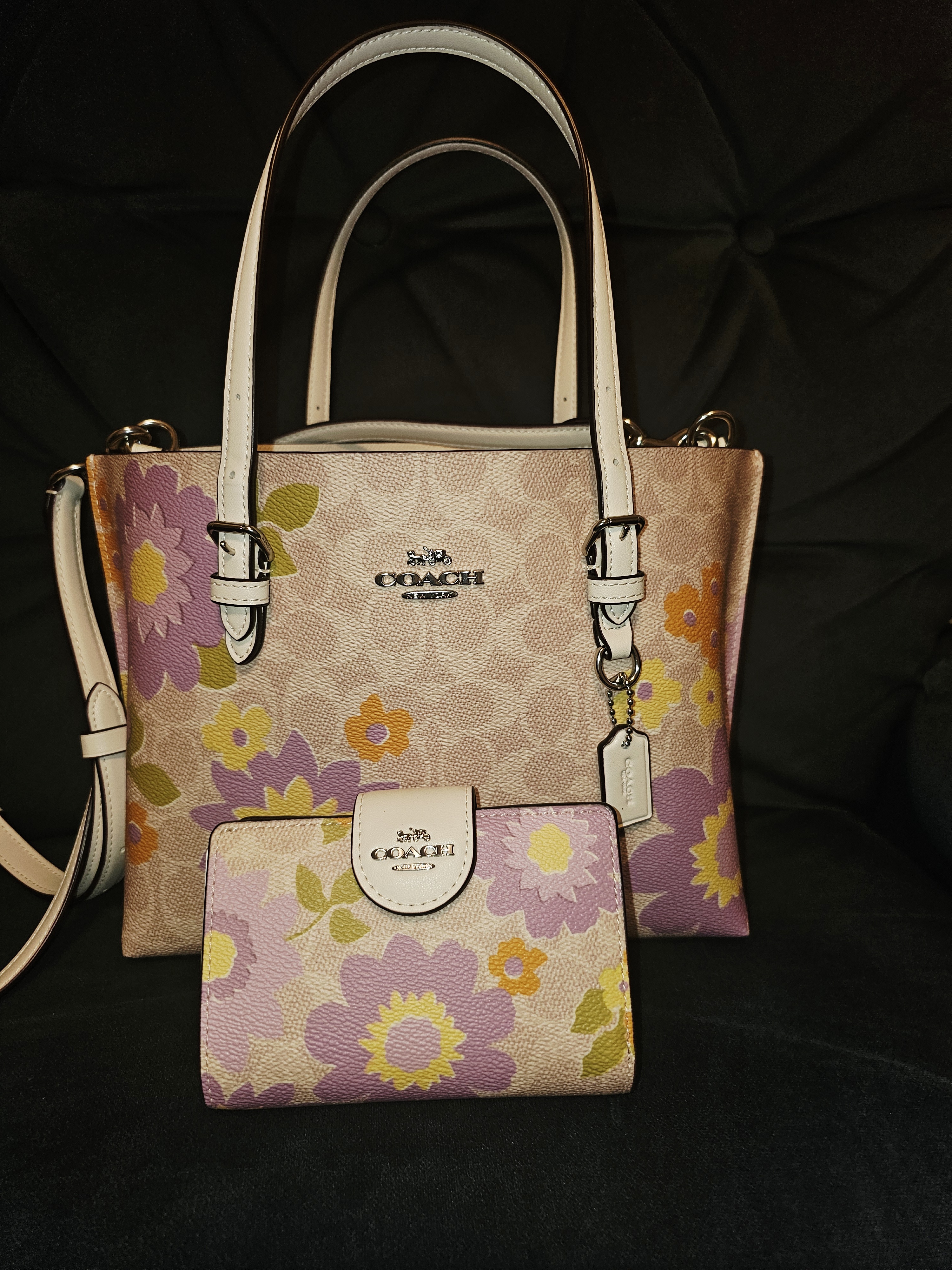 【COACH】Mollie Tote Bag 25 With Strawberry Print COACH® Outlet | Mollie Tote Bag 25 With Strawberry Print