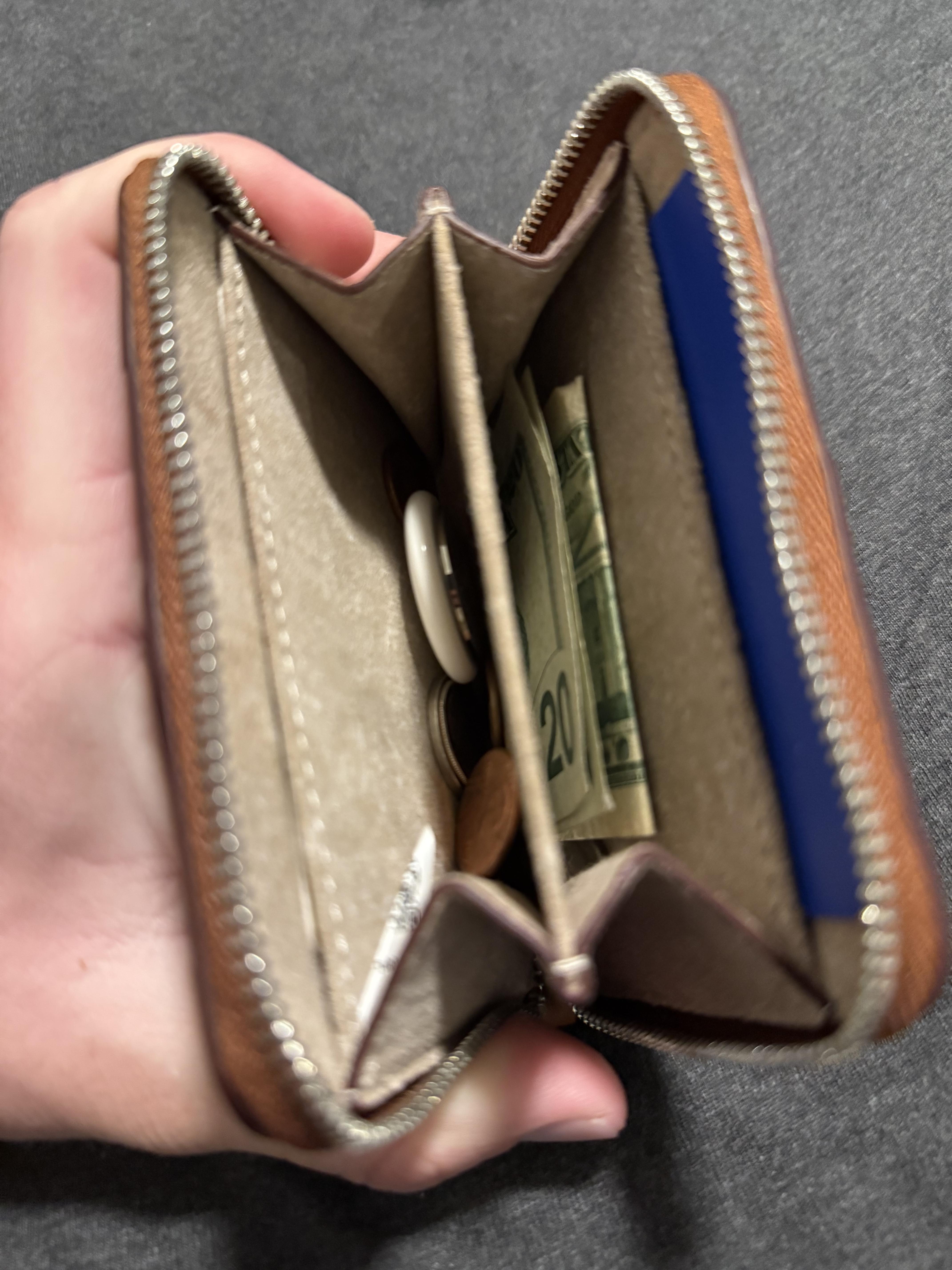 シンプルで大人っぽい【COACH】wallet Coach Women's bi-fold C0082 SVTSQ MEDIUM CORNER ZIP WALLET