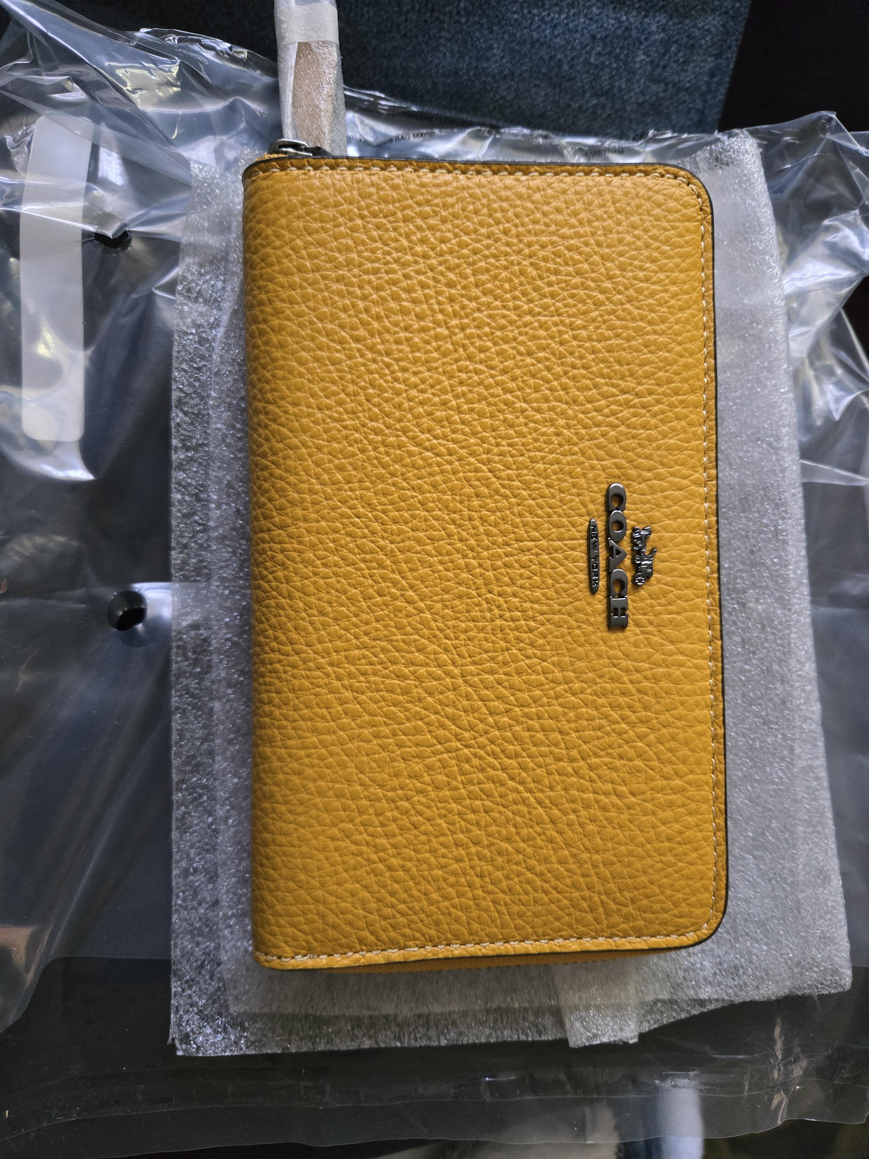 COACH® Outlet | Medium Id Zip Wallet In Signature Canvas COACH® Outlet | Medium Id Zip Wallet In Signature Canvas