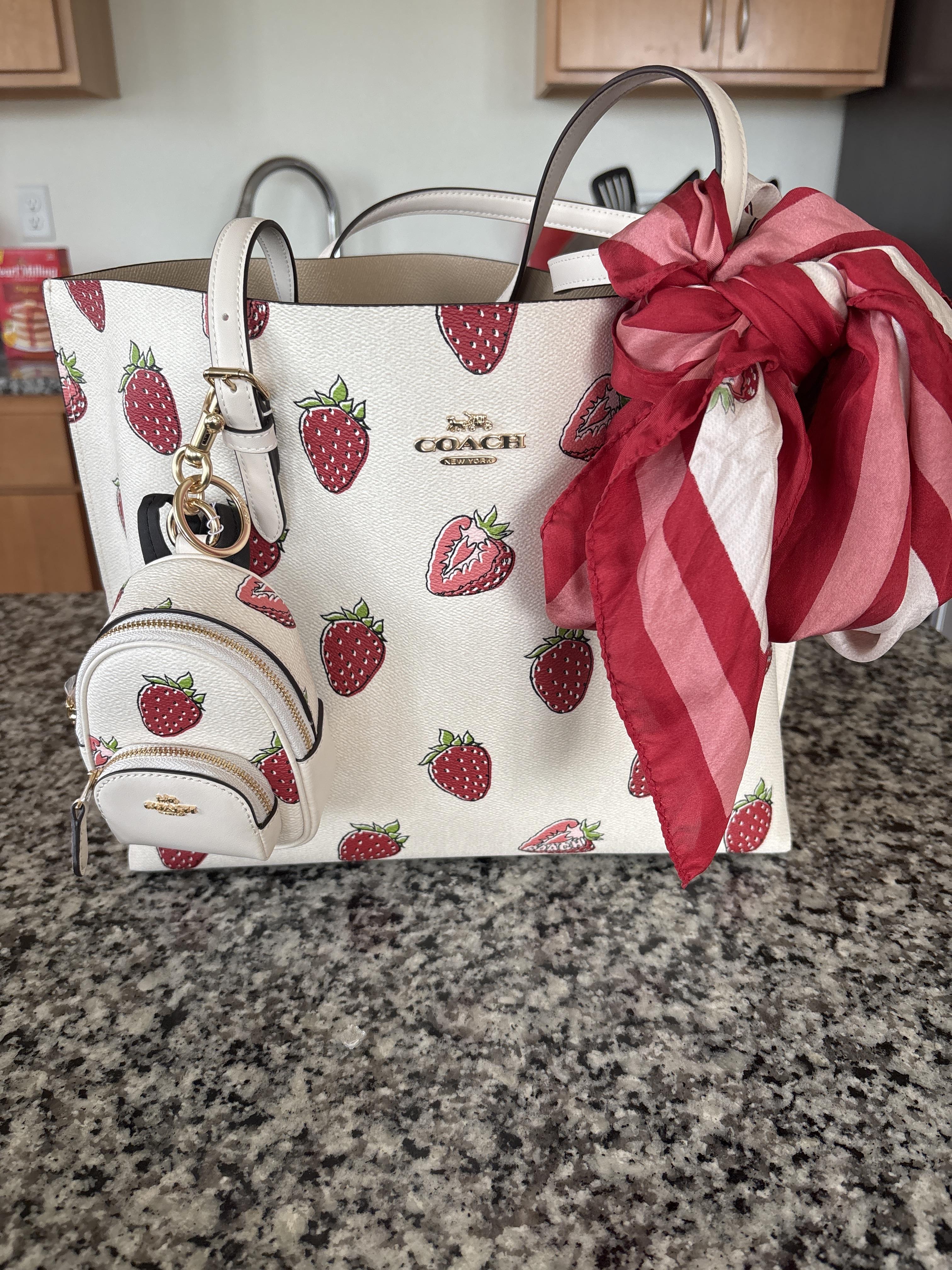 【COACH】 バック型チャーム Mini Court ストロベリーデザイン COACH® Outlet | Mini Court Backpack Bag Charm With
