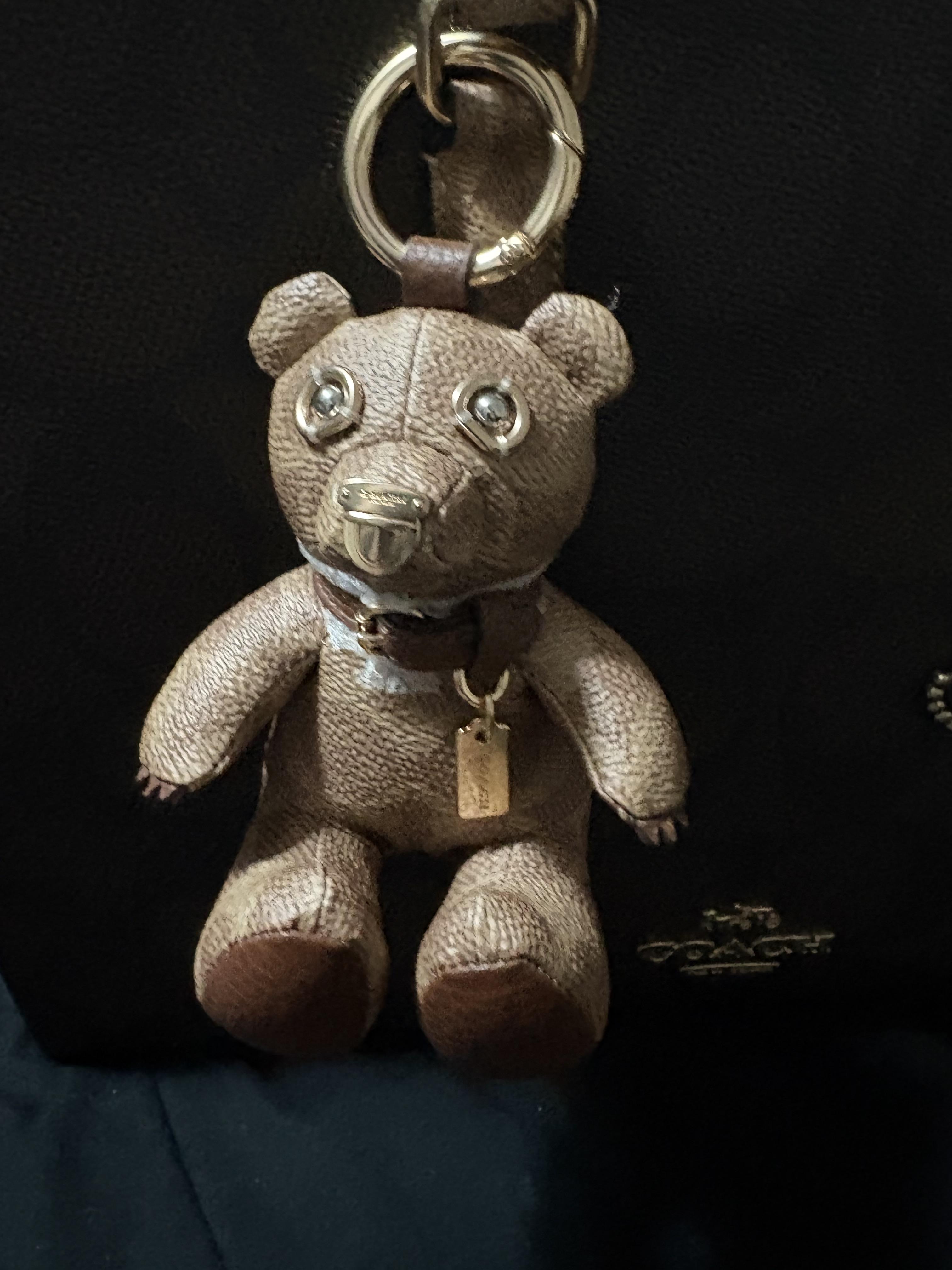 ショルダーバッグ・ポシェット COACH Collectible Bear Bag Charm In Signature Canvas  CZ195 COACH® Outlet | Collectible Bear Bag Charm In Signature Canvas