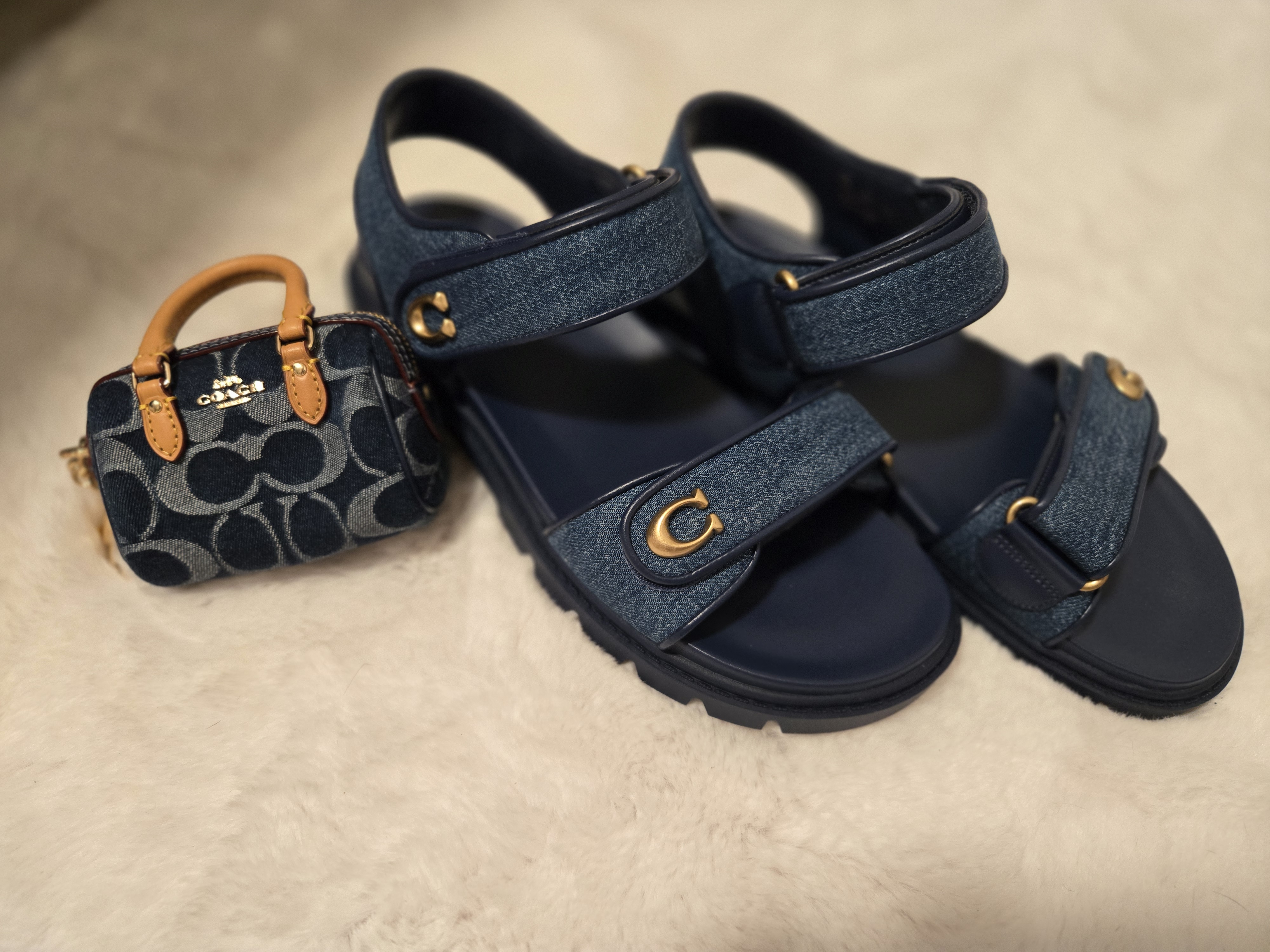 爽やかデニム★COACH★Brynn 軽量＆快適 フットベッド サンダル COACH® | Brynn Sandal