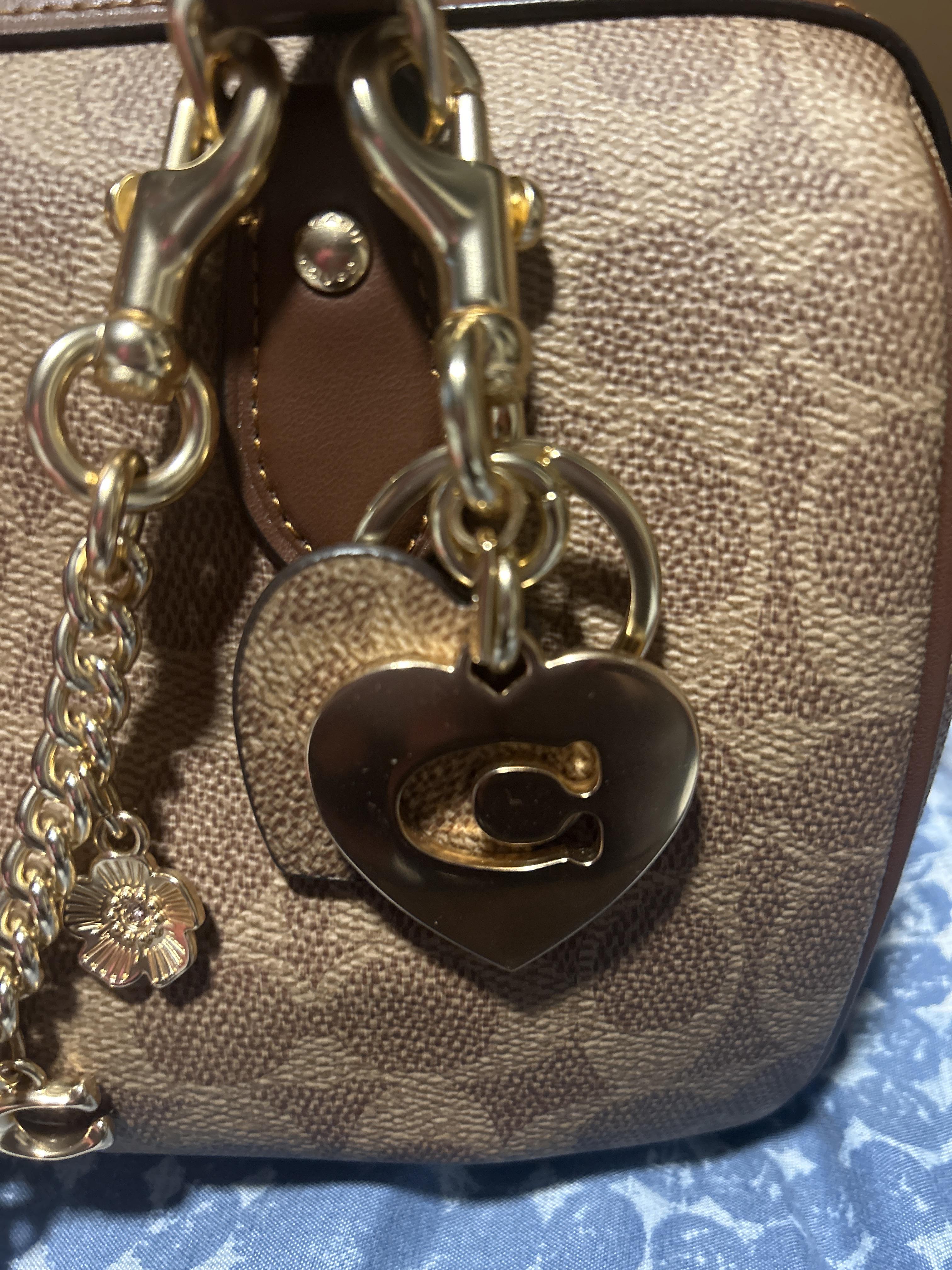 キーホルダー・キーリング COACH Signature Heart Key Ring CZ931 COACH® Outlet | Hearts Key Ring In Signature Canvas