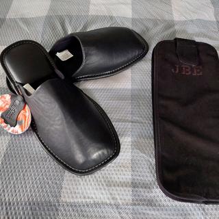 Pantuflas de piel, color negro JBE con funda para viaje