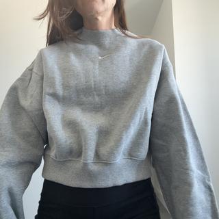 Submitted by Cropped sweatshirt