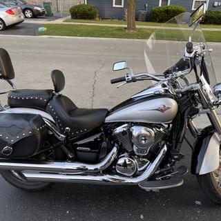 サドルマン　カワサキ　バルカン900クラシック（VN900）用シート。 Mustang Wide Touring Seat Kawasaki Vulcan VN900 Classic / Custom