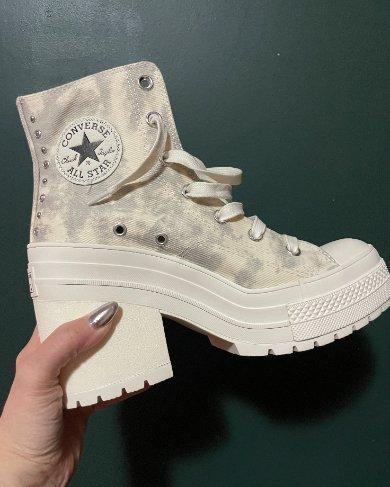 Cool shoes not at all like the photo