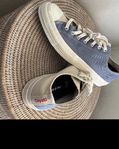Only by chance did i see on the website that i could custom design my own pair. They arrived looking just as pictured. LOVE these and everyone comments on them and asks me about them.