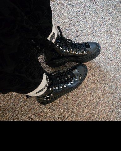 THE goth converse omg