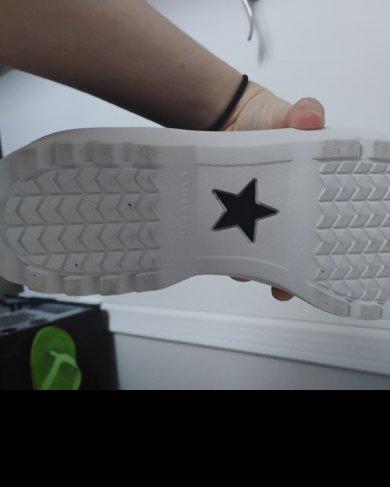 2nd pair of converse ever and I really like them 😝 

Super comfortable, the platform is lightweight and downright awesome, and they pair really well with baggy cargos

Runs a little big, I'm a 5.5 but would probably get a 5 next time

Feels and looks great 😝😝

Little bonus I liked: there's a little star critter in the bottom of the shoes!