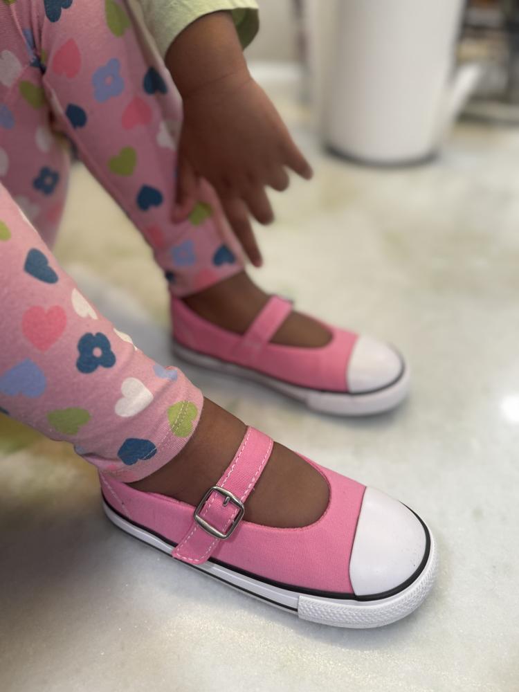 The Chuck Taylor All Star Dainty Mary Jane shoes are perfect for my toddler! They fit true to size and feel soft and comfortable. My daughter started running around immediately after putting them on, with no breaking-in needed. We spent the entire day out, and she was fine when I took them off—no discomfort at all. The quality is impressive; the material is durable yet soft inside, perfect for little feet.

I also love how easy they are to put on. The clasp design is actually Velcro, which makes it so convenient. Plus, the girly, stylish look is perfect for summer and can be worn with socks or stockings, making them versatile for any outfit. These shoes are stylish, practical, and toddler-friendly. My daughter loves the pink color and I love the design. Highly recommend!