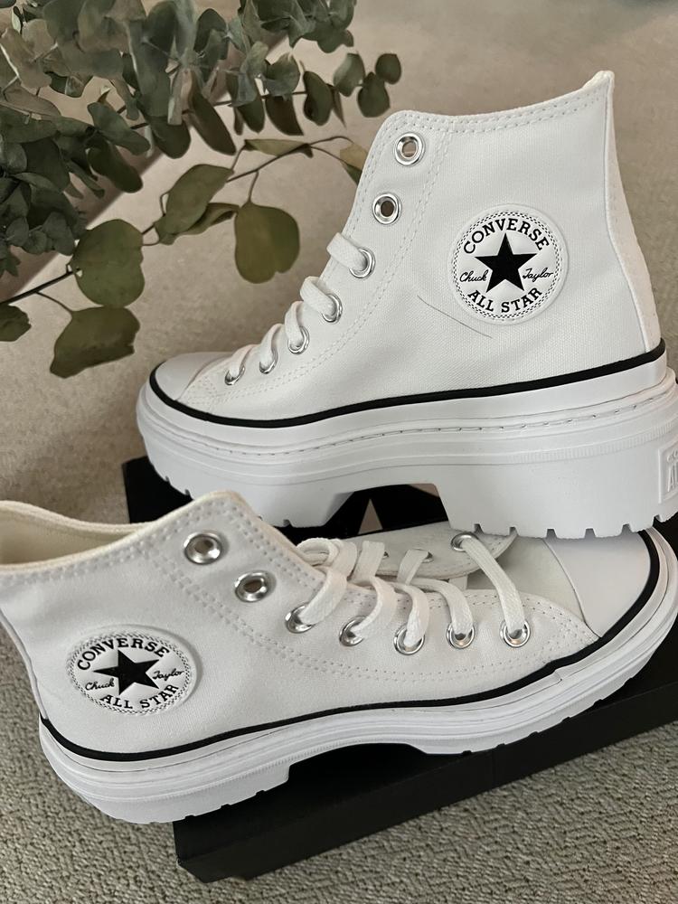 I forsee this being the next concert shoe must have! These shoes literally do it all. I didn't have to compromise fashion of my cute concert outfit by wearing boring flat sneakers. The All Star Lugged shoe can handle comfortably going up and down the stadium stairs several times. As a shorter person, I loved that these gave me lift that I desire so greatly so I can actually see higher up versus getting trampled on. If you're on the shorter side, you will totally understand what I mean, especially when in crowds.
The Chuck Taylor All Star Lugged Heel Platform really elevates the look both literally and figuratively, no pun intended. The material and care is standard from what you expect from a Converse. The soles have a wider base and are grippy providing a stable platform to walk on.You don't have to worry about tripping, slipping, or rolling your ankle while wearing these. I love that these shoes are ready to go and be on the run just like you.
