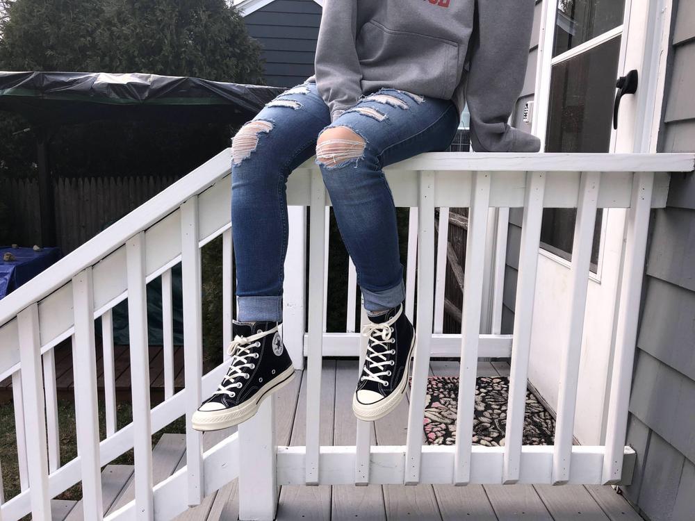Converse on feet discount