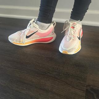 Enviado por Nike Vomero 18 Kid's Shoes