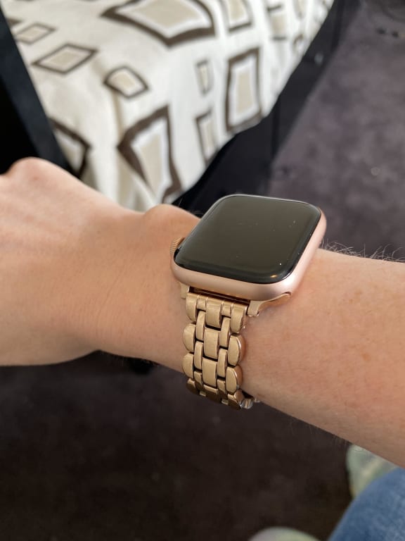 Scallop Link Stainless Steel Bracelet 38/40mm Band For Apple  display picture 3